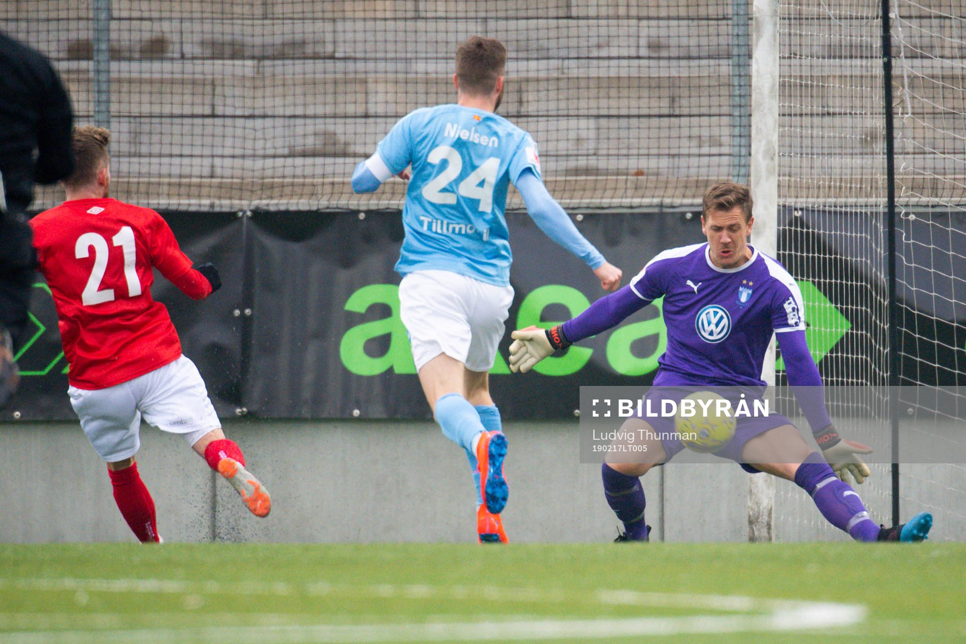 Malmö FFs målvakt Johan Dahlin räddar ett skott från