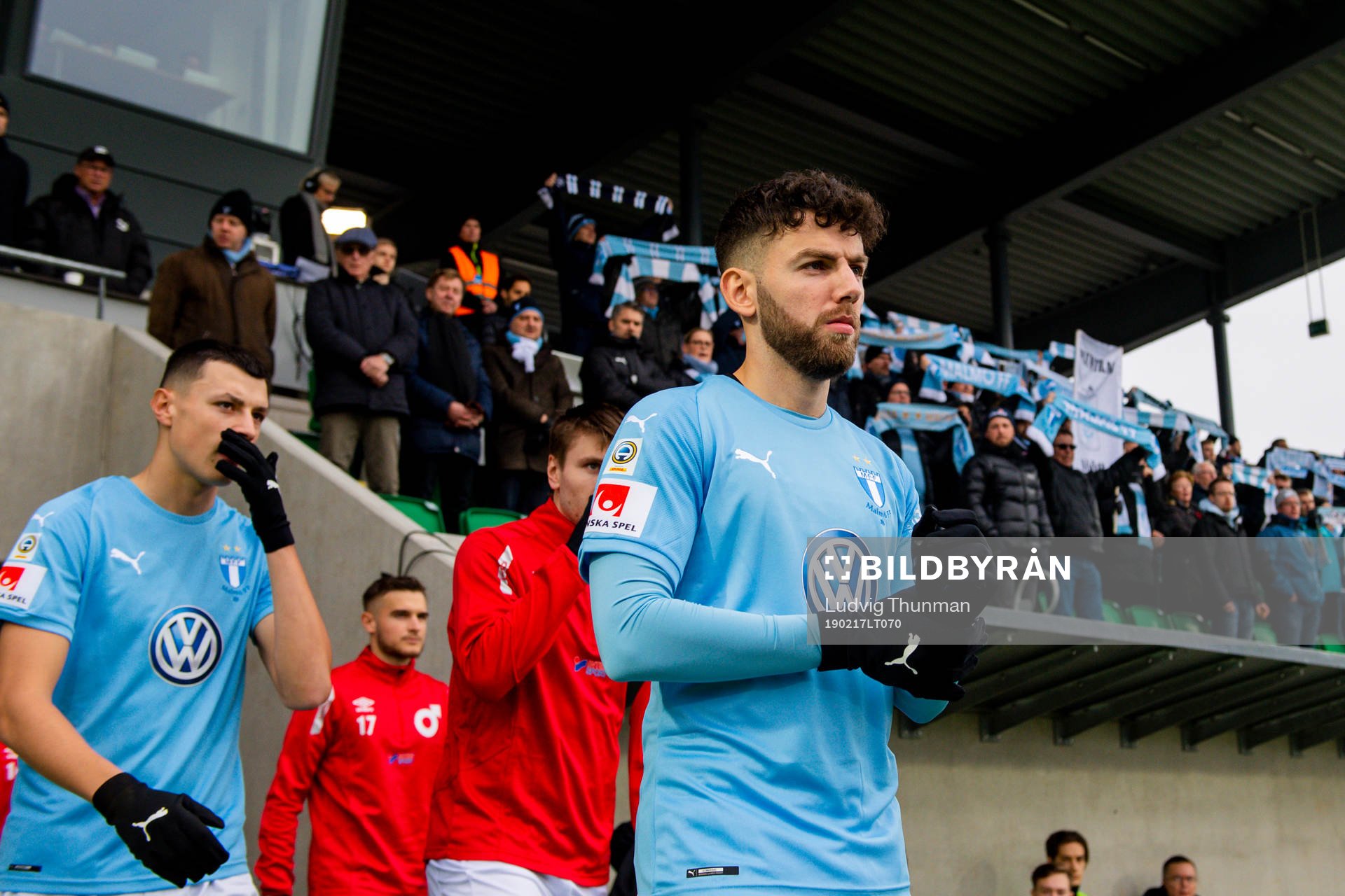 Malmö FFs Erdal Rakip gör entre till fotbollsmatchen i