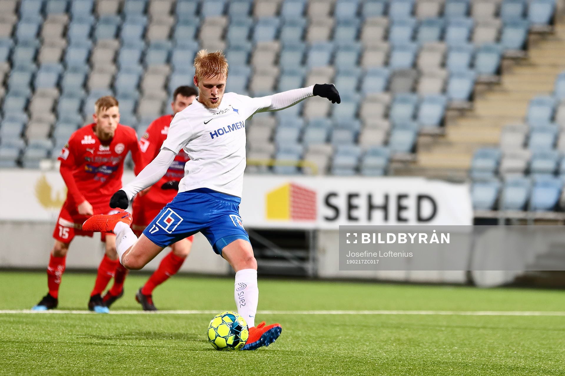 Norrköpings Kalle Holmberg skjuter en straff