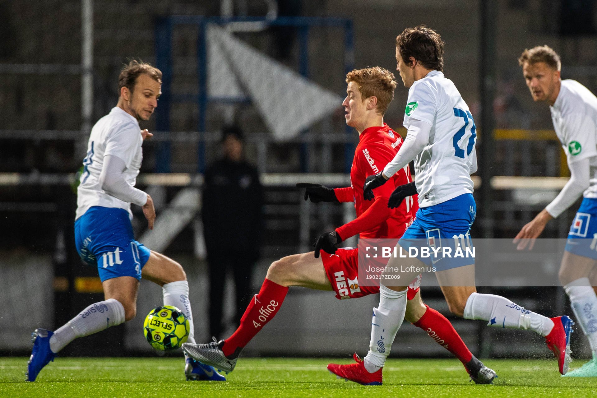 Värnamos Daniel Ask i kamp med Norrköpings Andreas Johansson och Simon Thern under fotbollsmatchen i Svenska Cupen mellan Norrköping och Värnamo den 17 februari 2019 i Norrköping.
