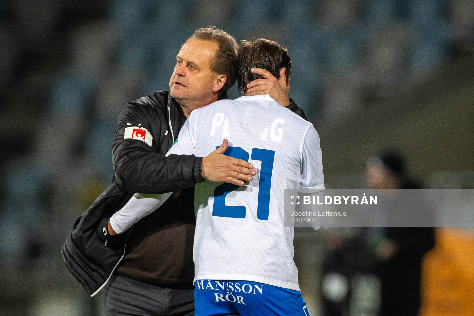 Värnamos tränare Jonas Thern kramar om Norrköpings Simon