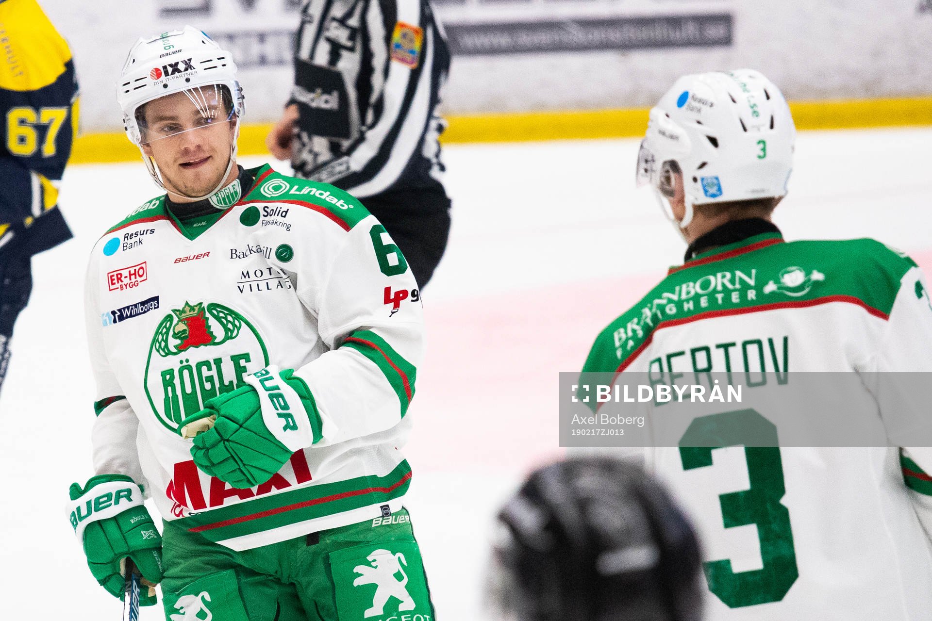 Rögles Jonas Ahnelöv och Daniel Bertov jublar