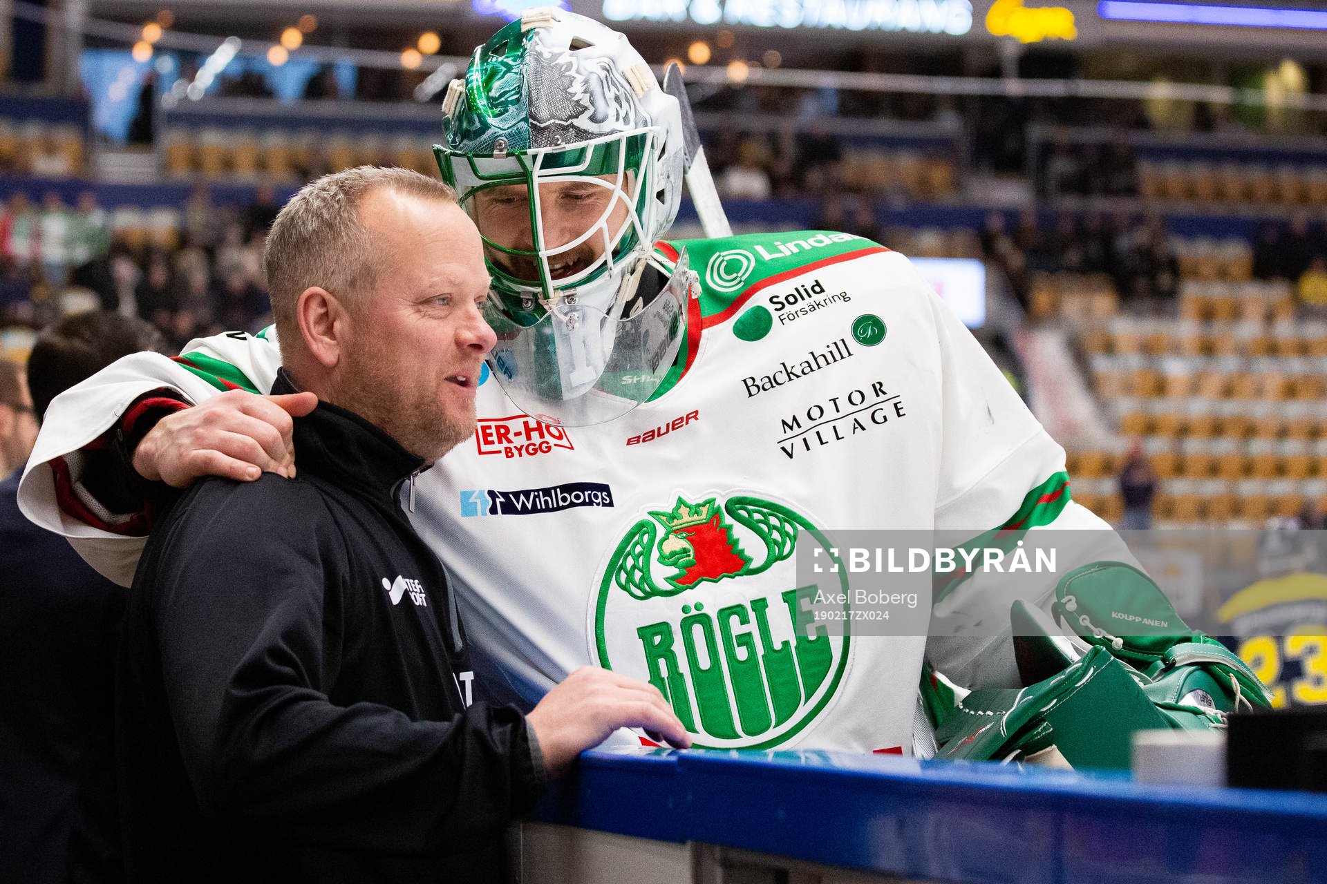 Rögles målvakt Ville Kolppanen och materialförvaltare