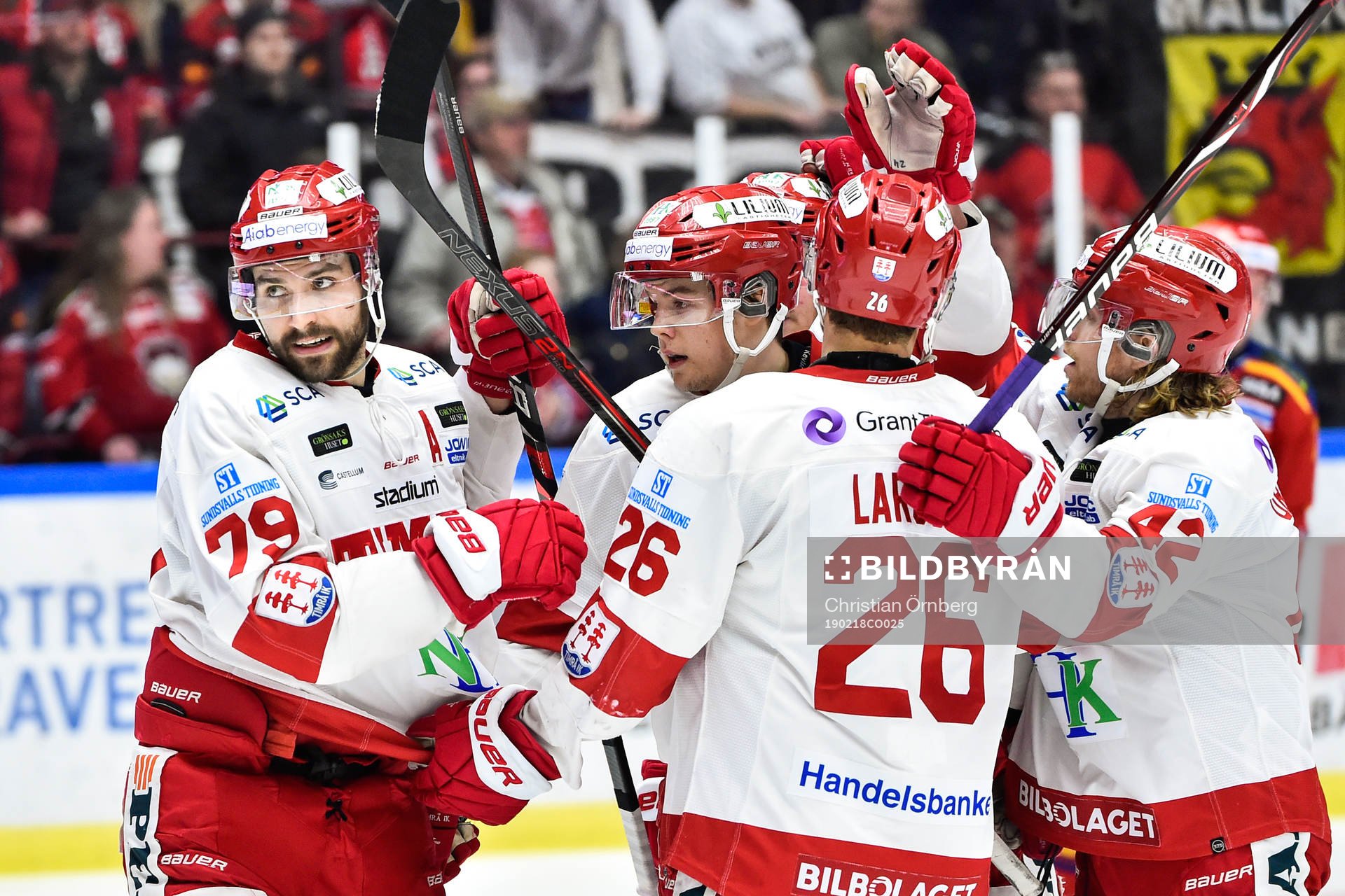 Timrås Ludvig Rensfeldt jublar med lagkamrater