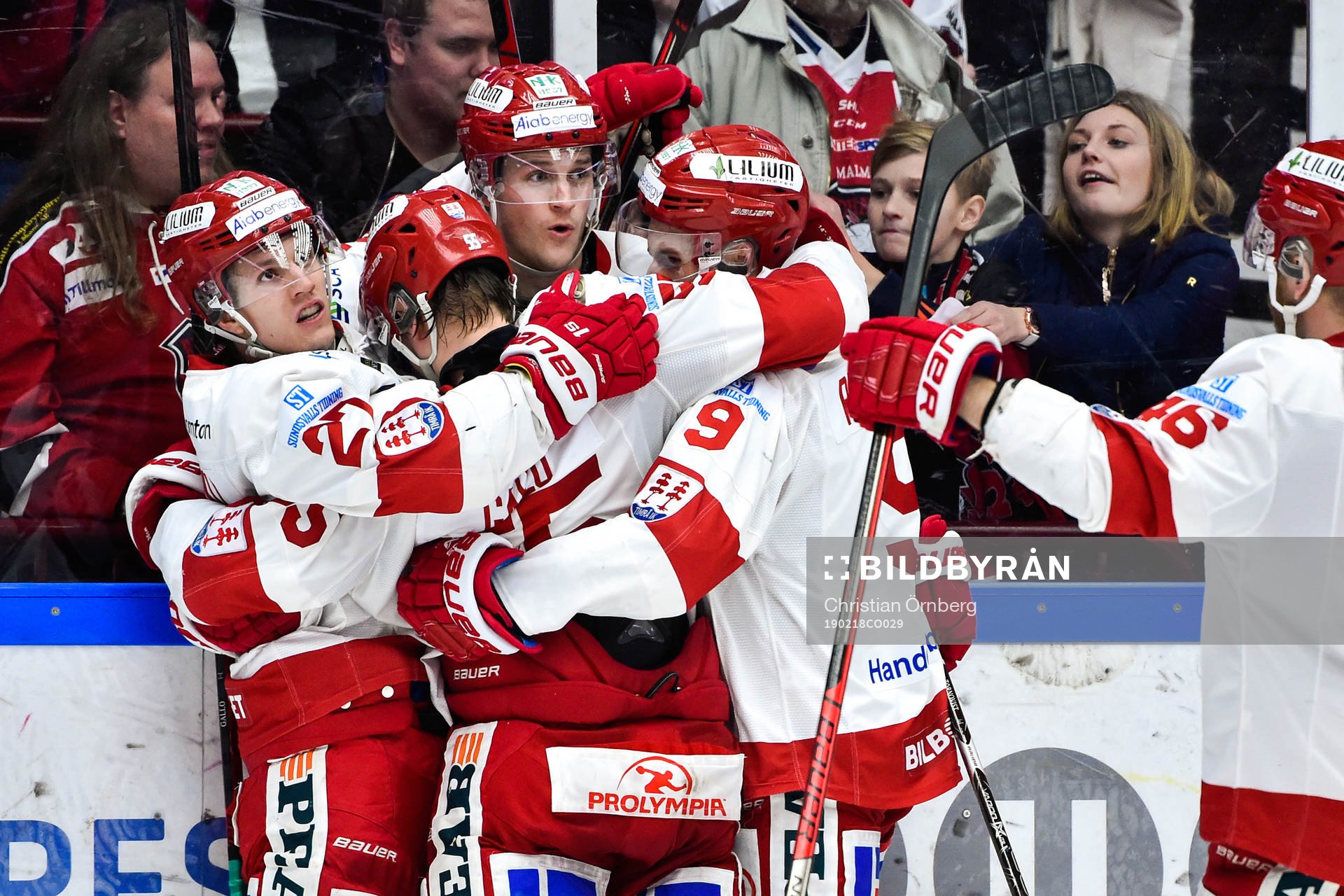 Timrås Henrik Törnqvist jublar med lagkamrater