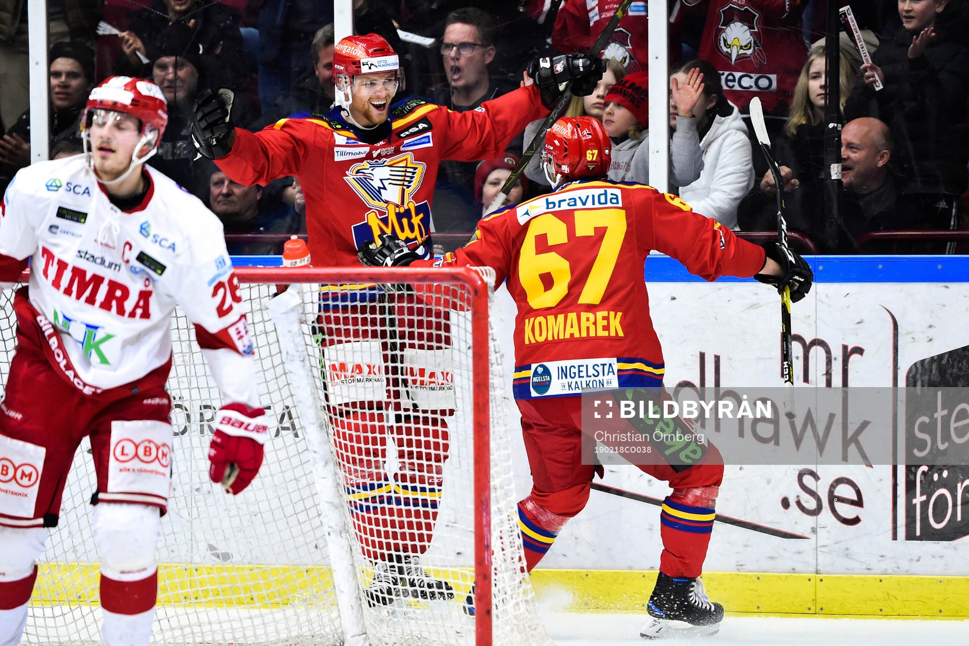 Malmö Redhawks Max Görtz jublar med Konstantin Komarek