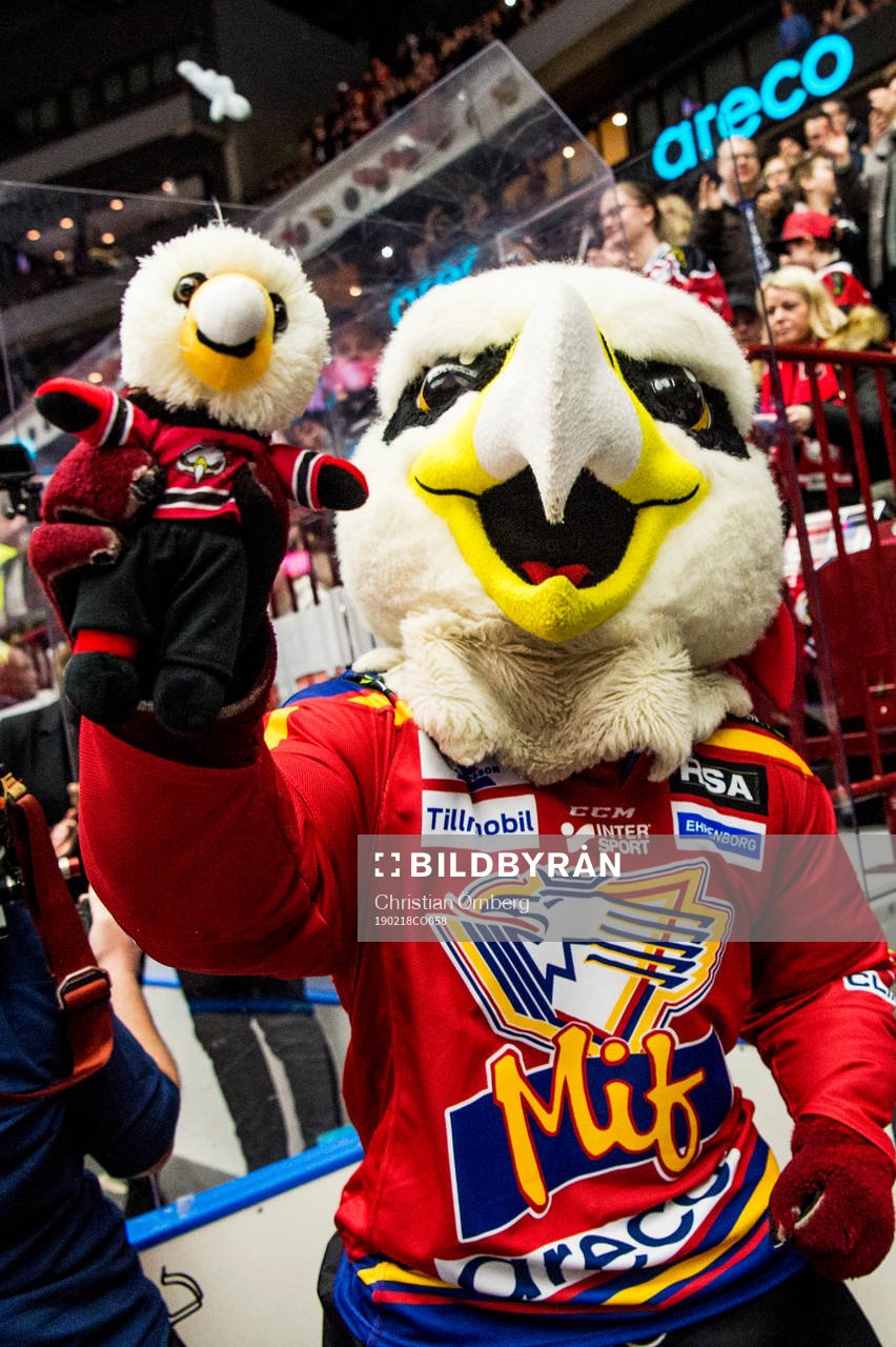 Malmö Redhawks maskot Hawkan med en egen maskot