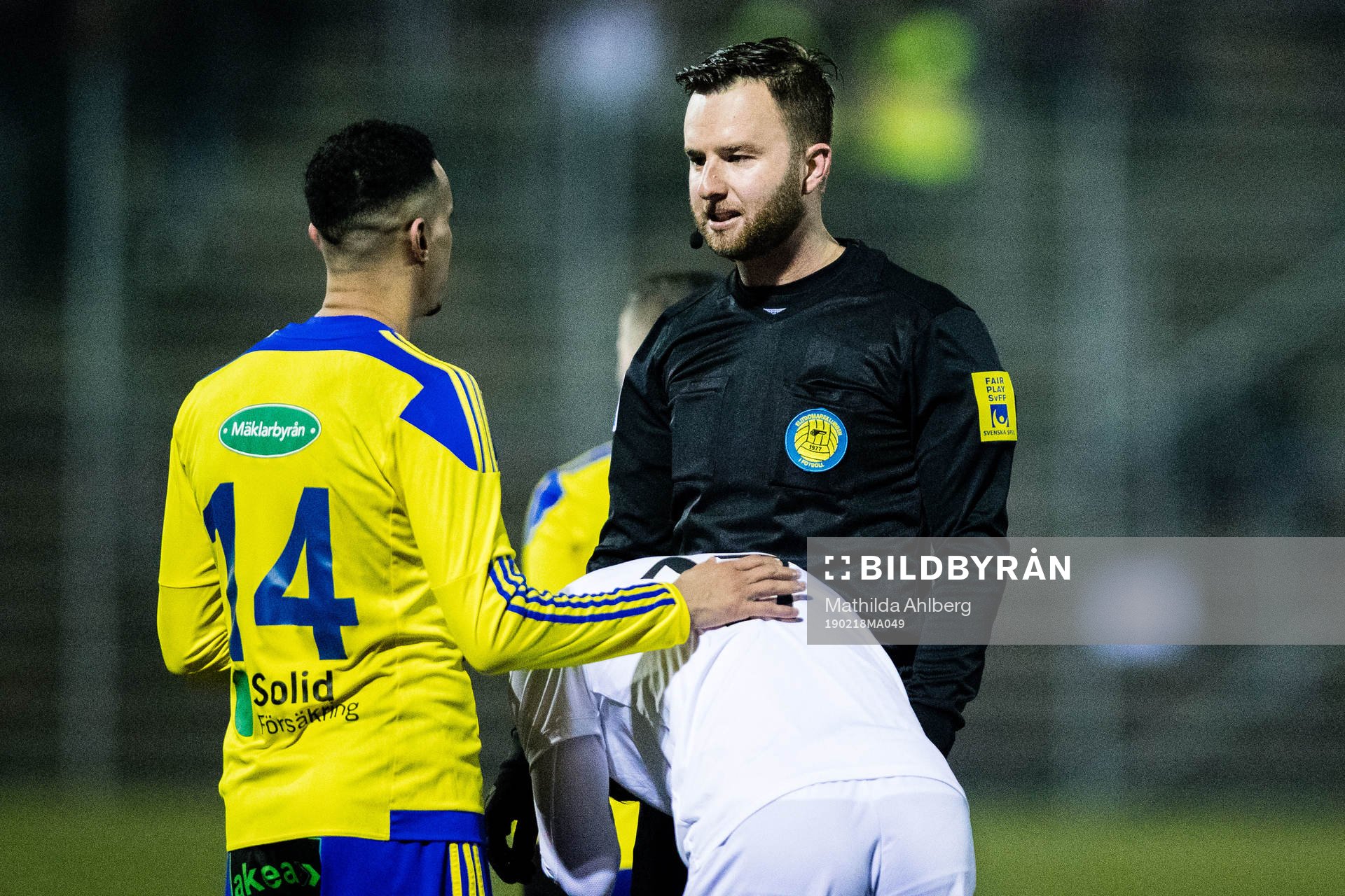 Domare Mirza Kazic i diskussion med Eskilsminnes Samuel