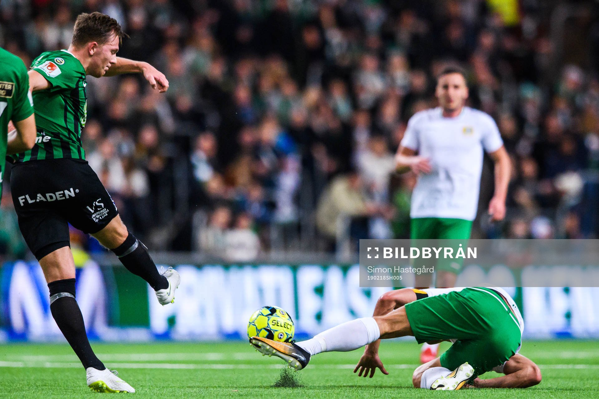 Varbergs Jesper Modig skjuter på Hammarbys Nikola Djurdjic