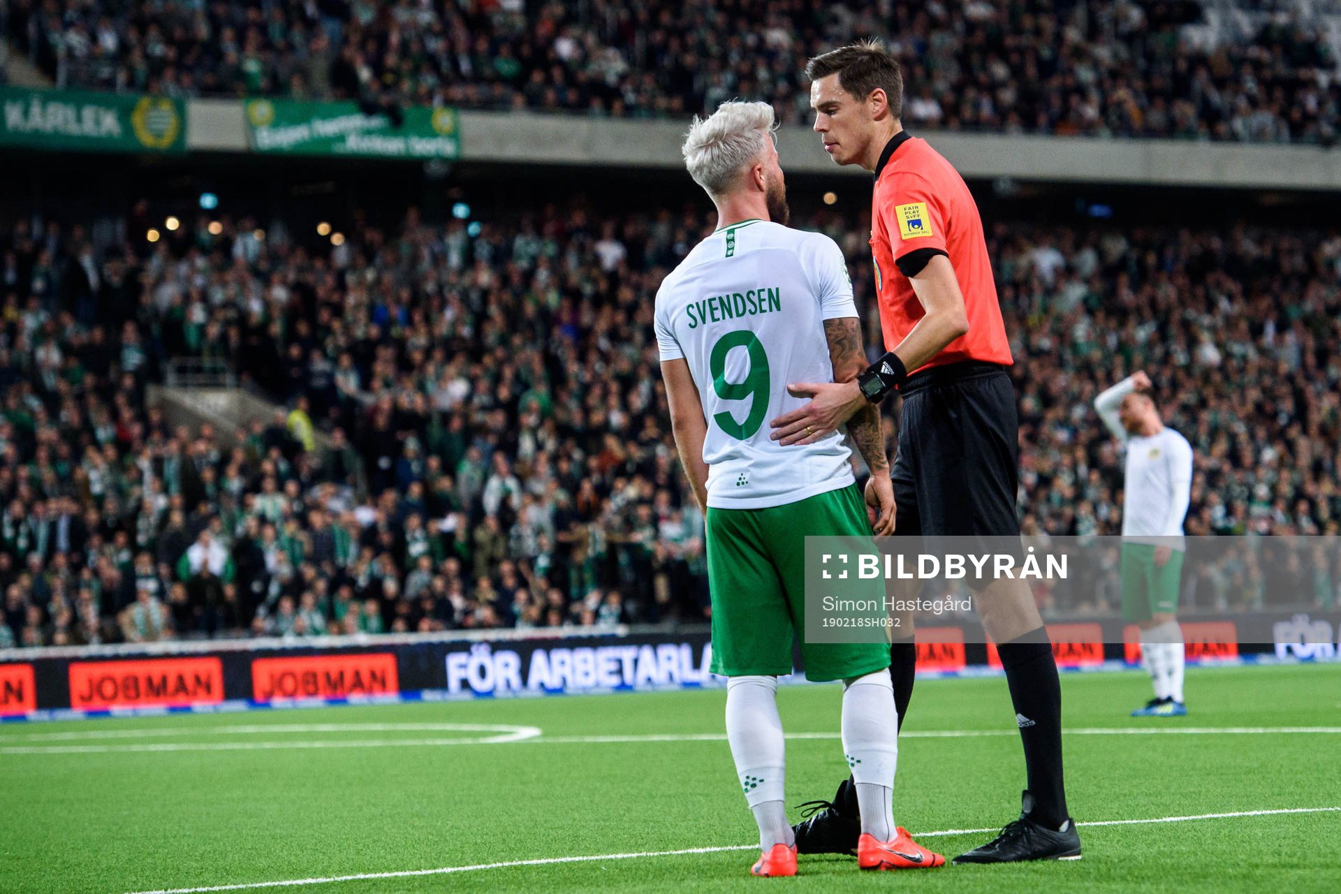 Hammarbys Sander Svendsen i samtal med domare Magnus