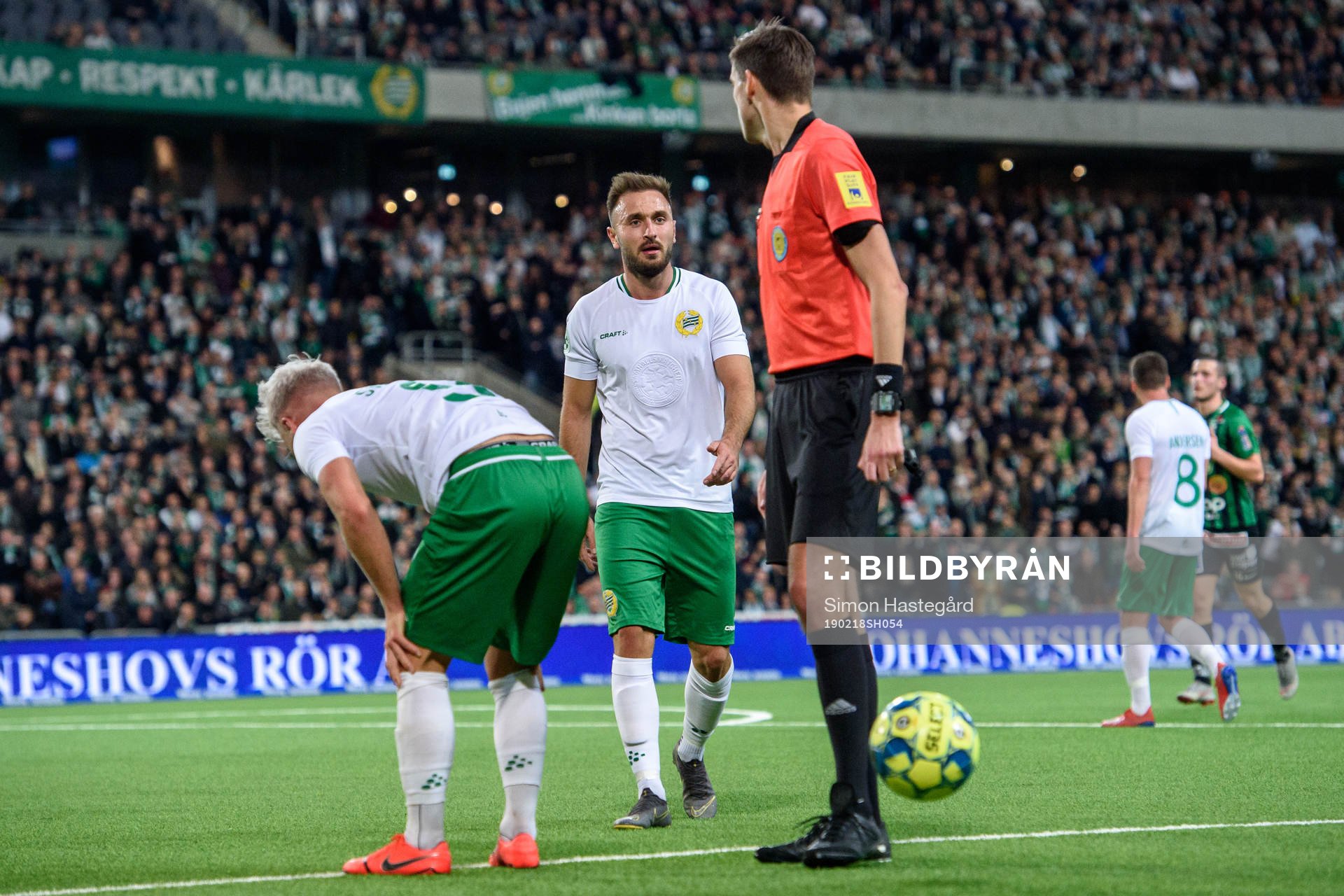 Hammarbys Sander Svendsen och Muamer Tankovic i samtal med