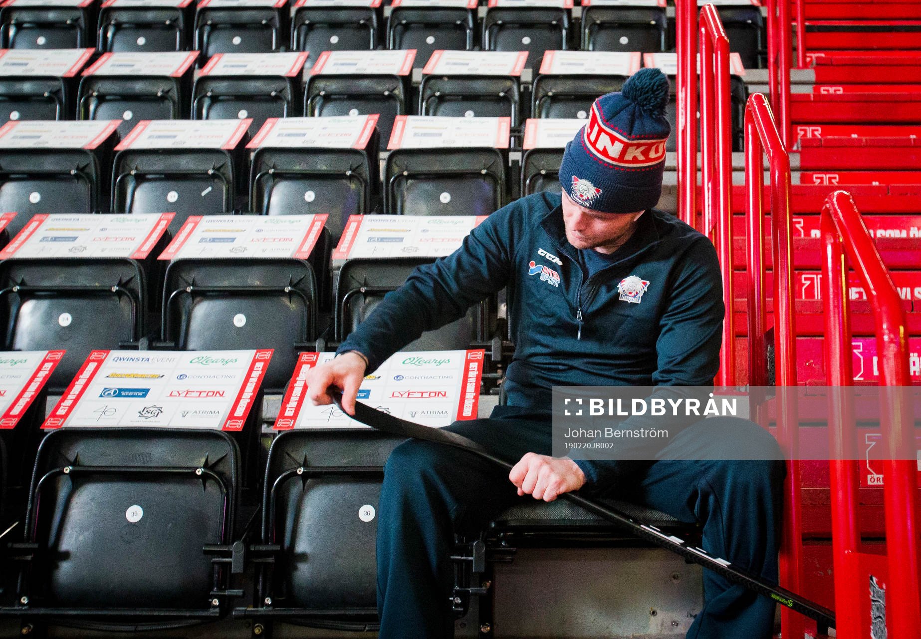 Linköpings Chad Billins tejpar klubban