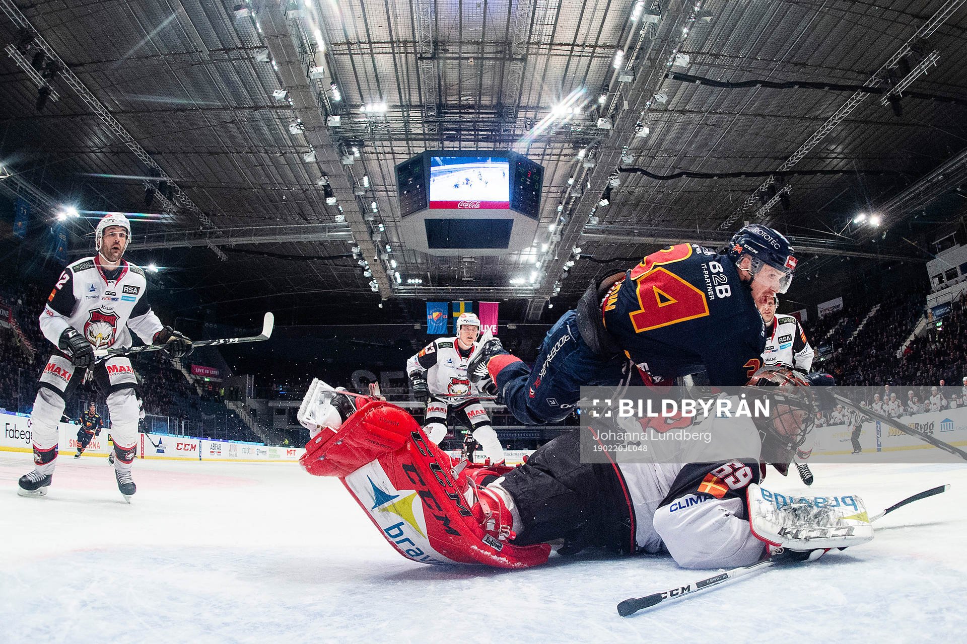 Djurgårdens Daniel Brodin faller över Malmö Redhawks