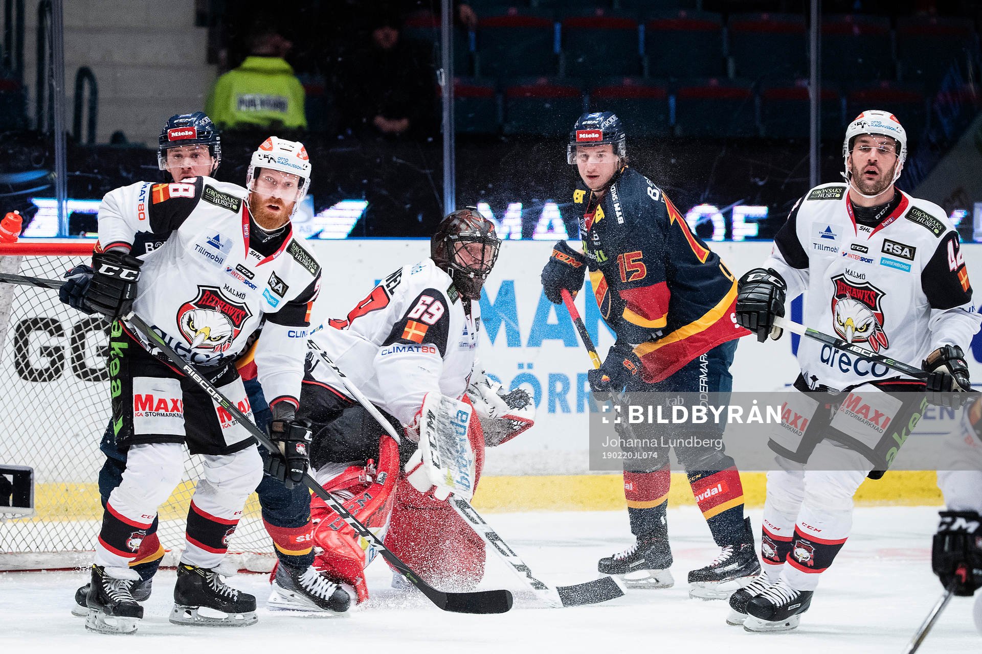 Djurgårdens Jakob Lilja framför Malmö Redhawks Jens