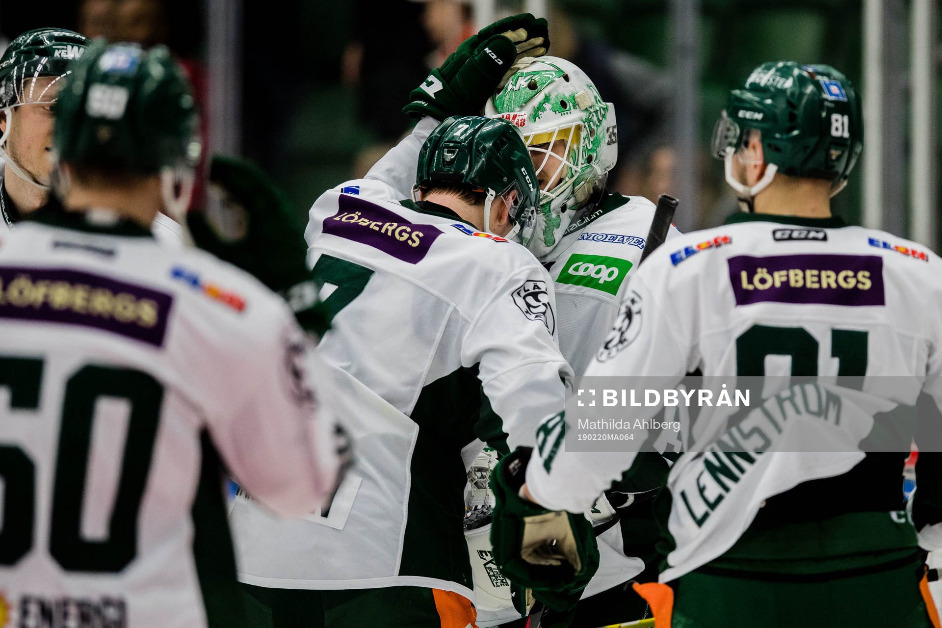 Färjestads målvakt Adam Werner  jublar