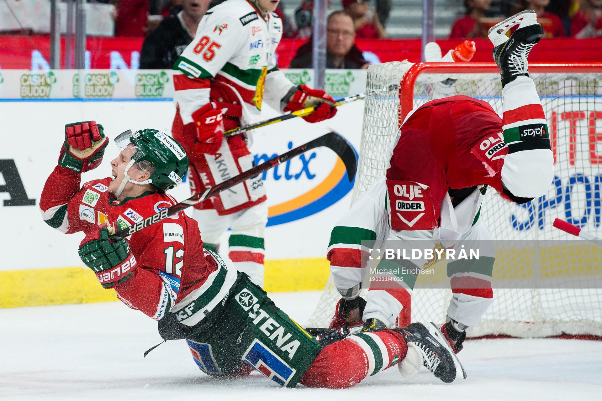 Frölundas Max Friberg tacklas av Moras Michael Keränen