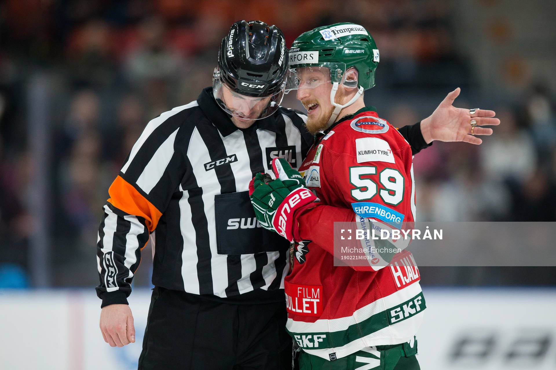 Domare Richard Magnusson pratar med Frölundas Simon