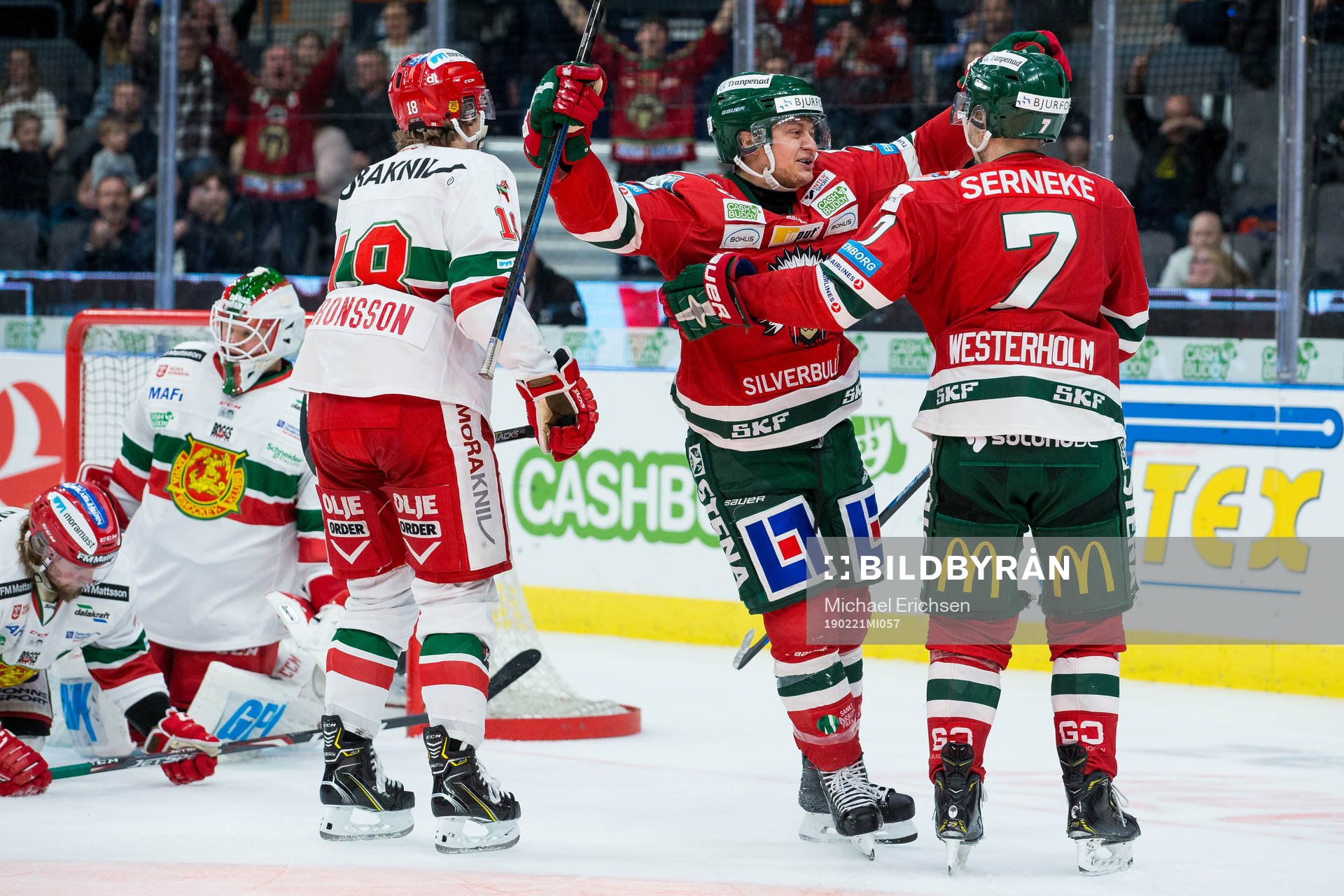 Frölundas Rhett Rakhshani jublar ihop med Frölundas