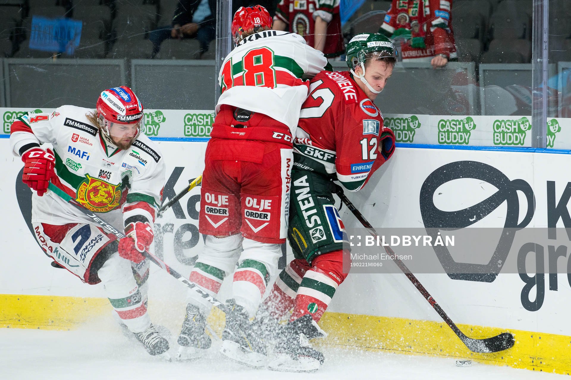 Moras Emil Aronsson tacklar Frölundas Max Friberg