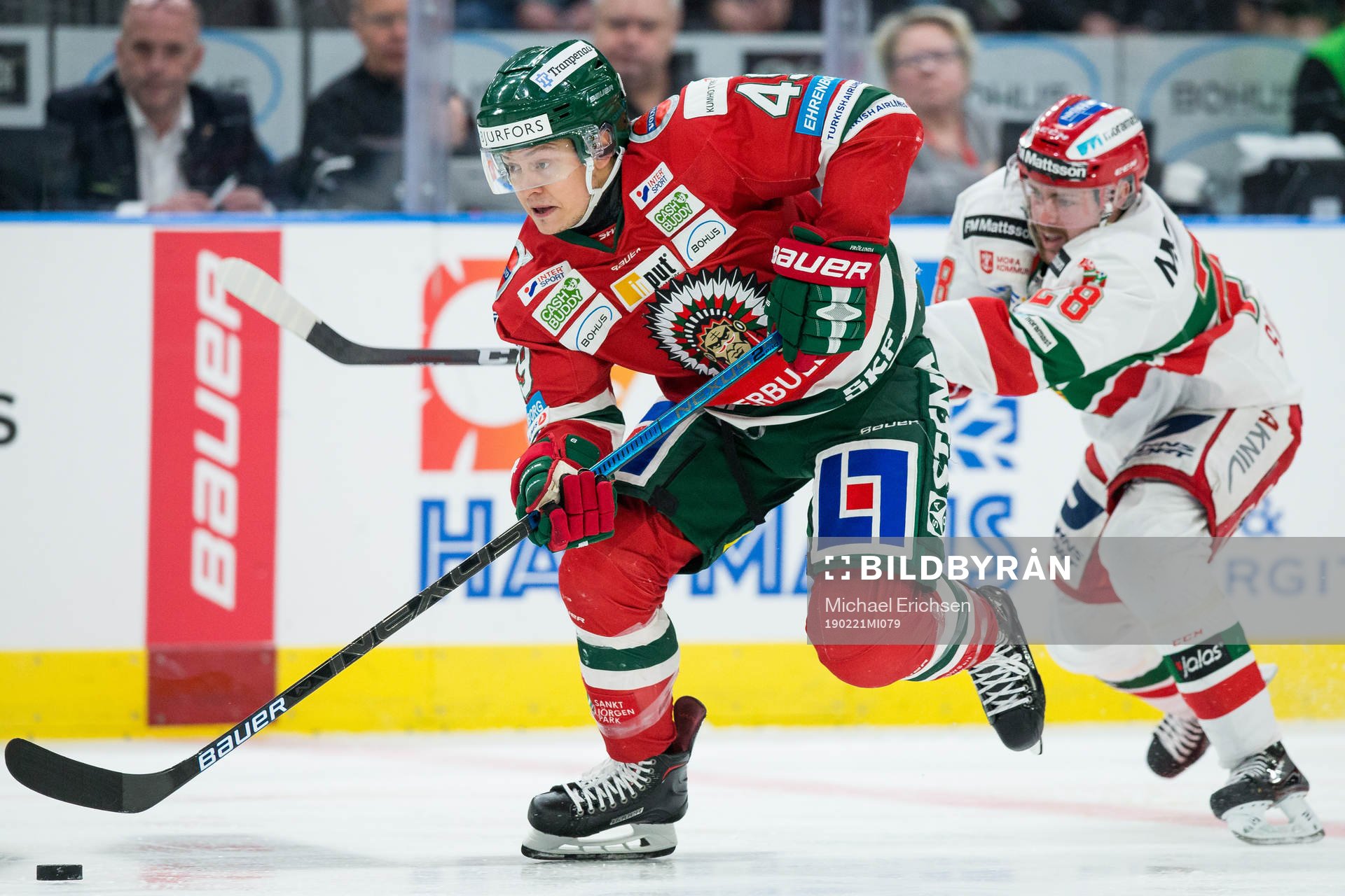 Frölundas Rhett Rakhshani före Moras Oskar Svanlund