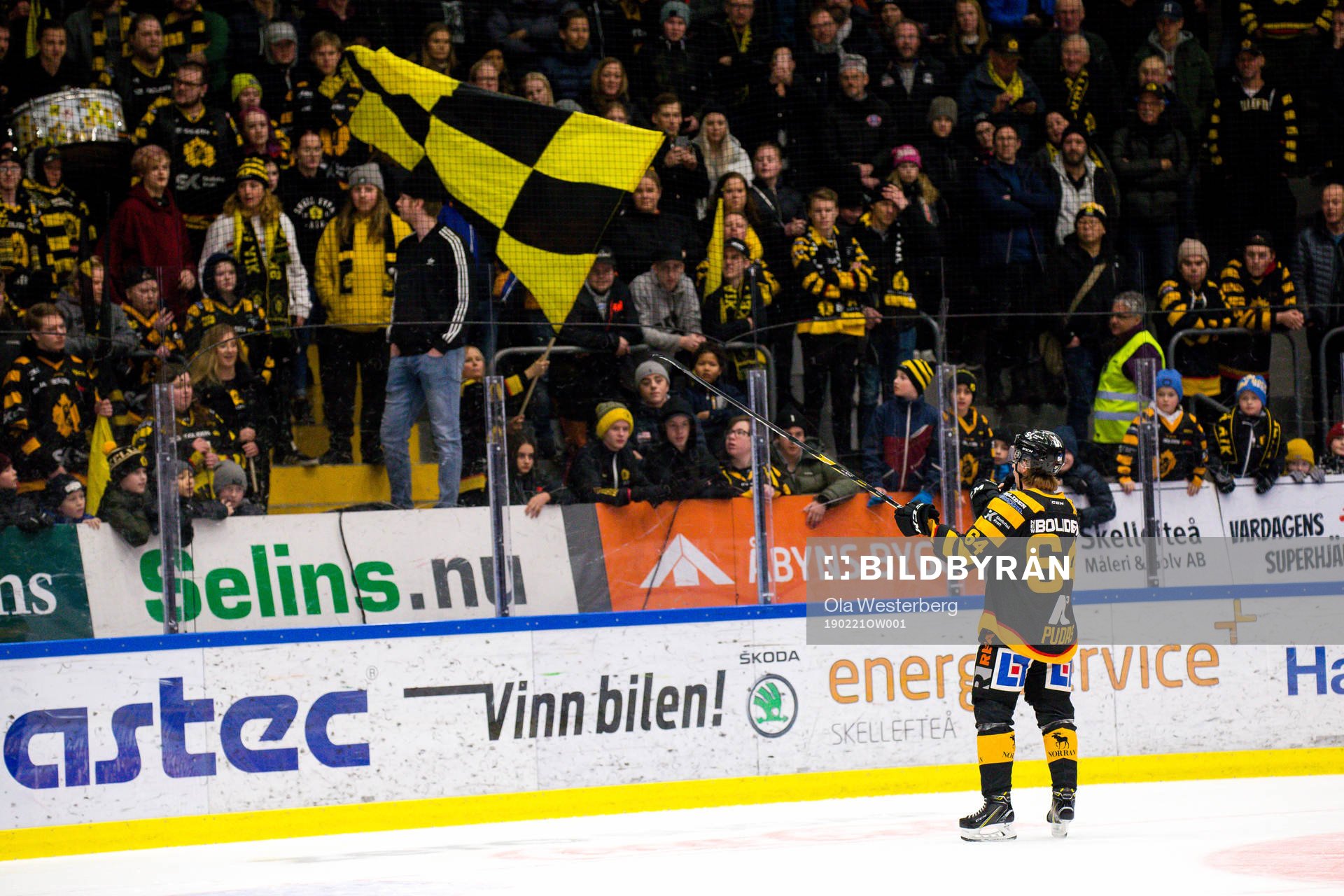 Skellefteås Jonathan Pudas hejar på publiken