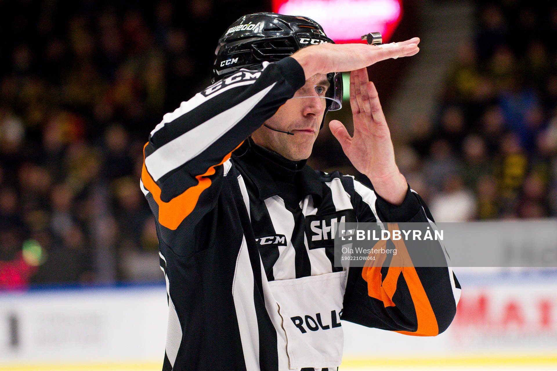 Domare Linus Öhlund visar timeout