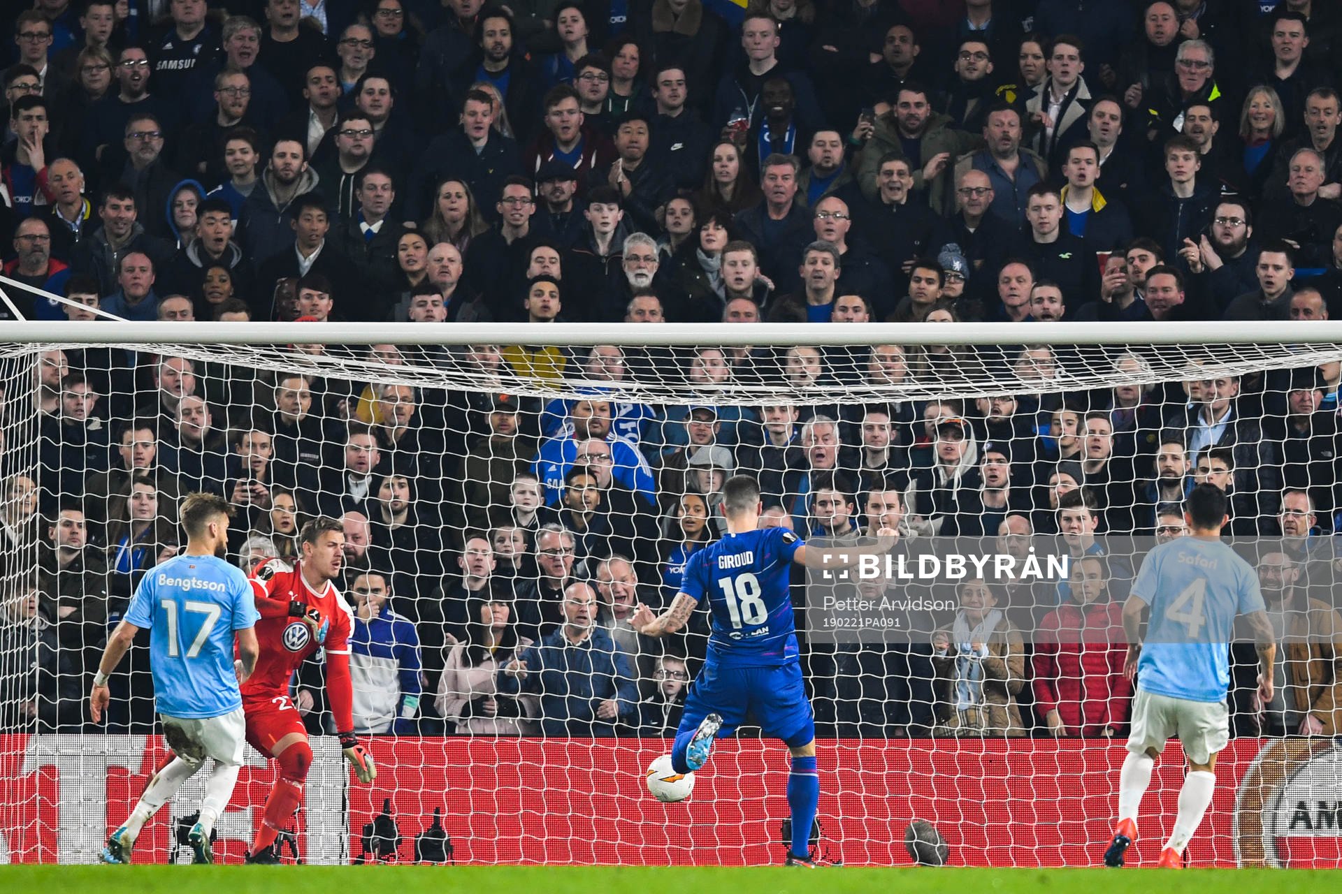 Olivier Giroud of Chelsea scores 1-0