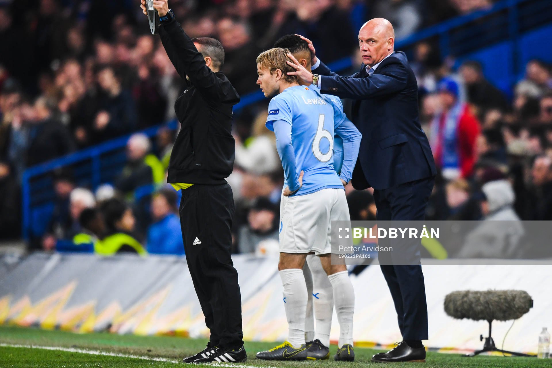 Oscar Lewicki of and Uwe Rösler, head coach of Malmö FF