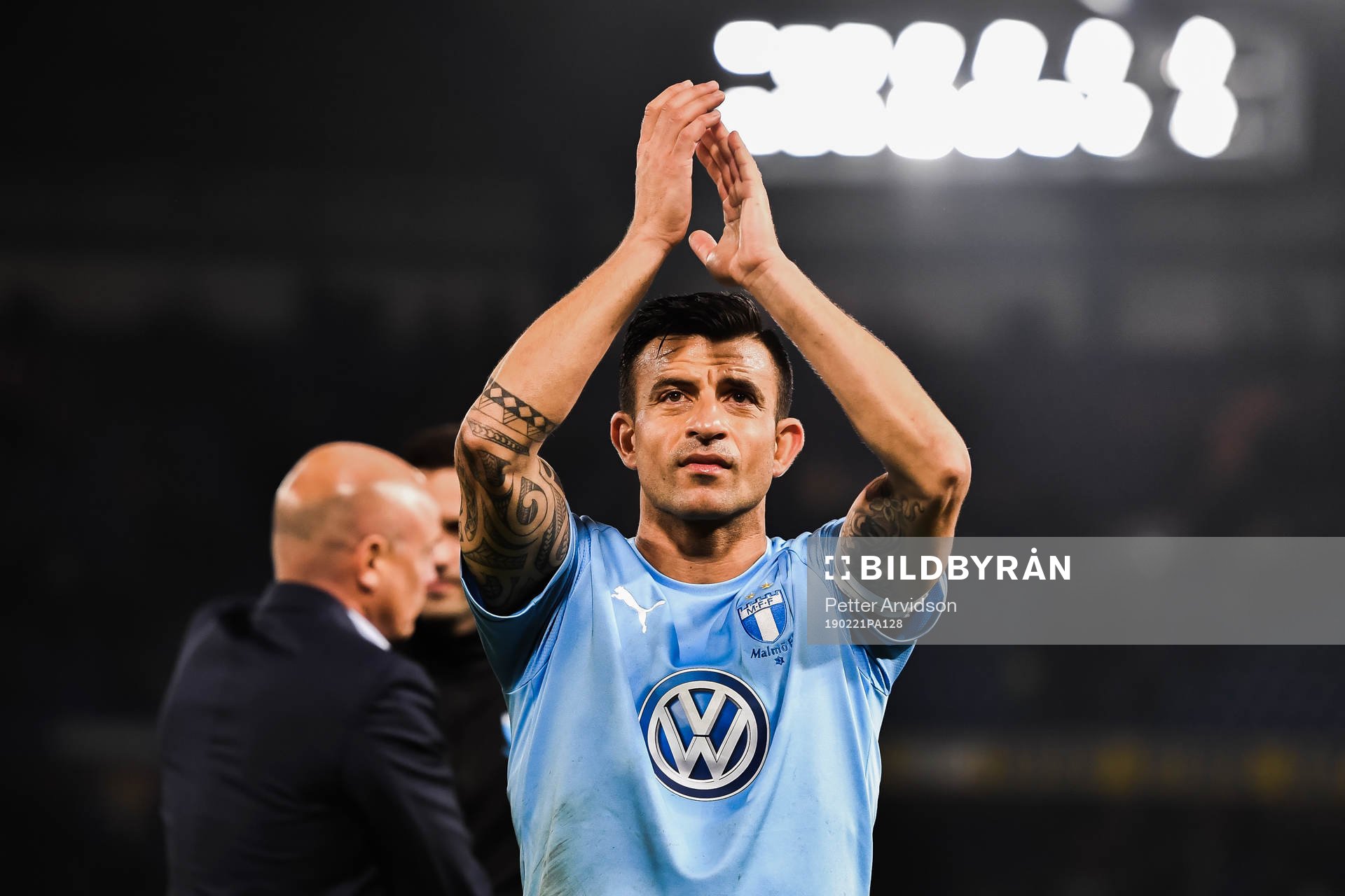 Behrang Safari of Malmö FF thanks the supporters