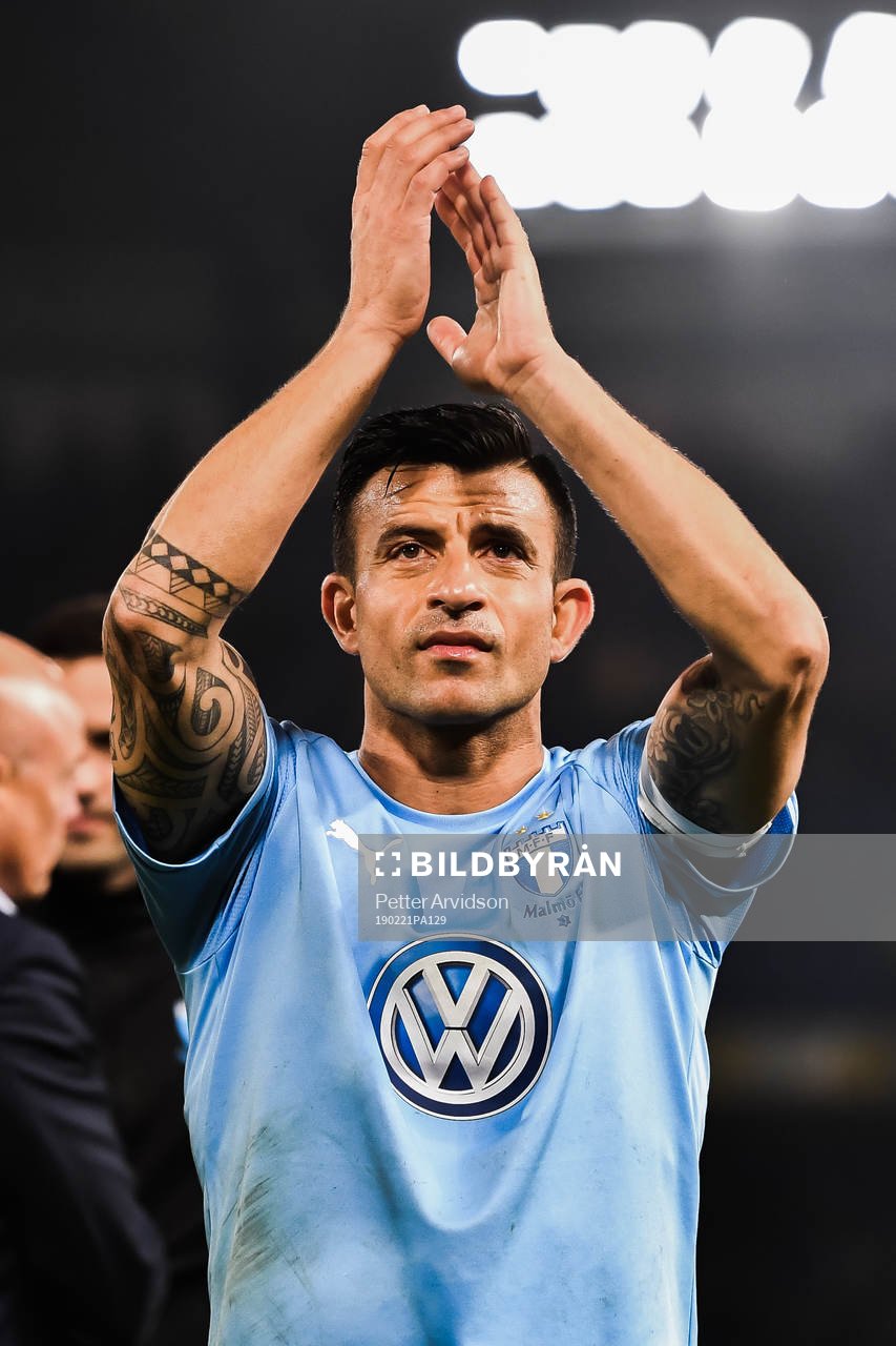 Behrang Safari of Malmö FF thanks the supporters
