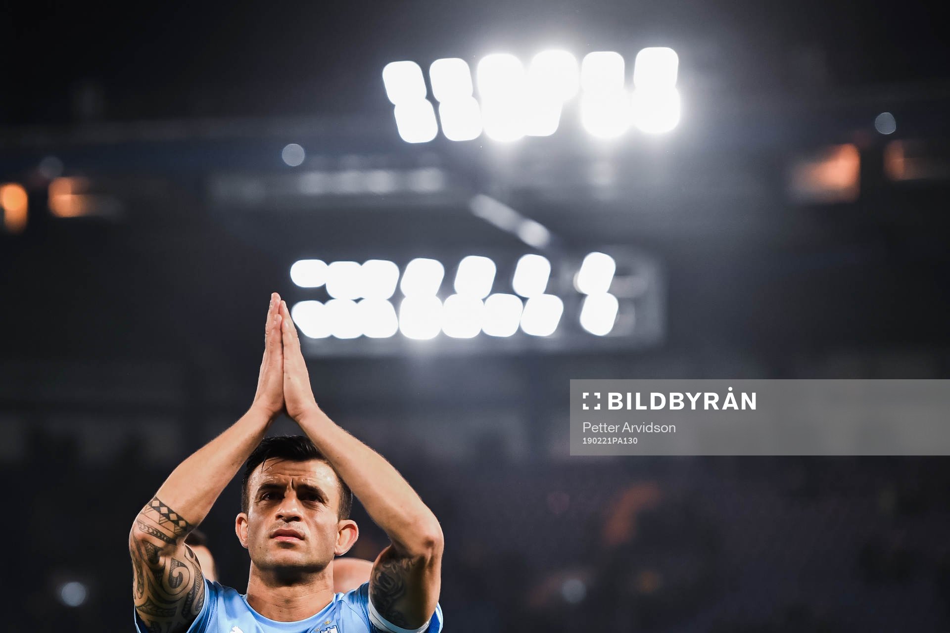 Behrang Safari of Malmö FF thanks the supporters