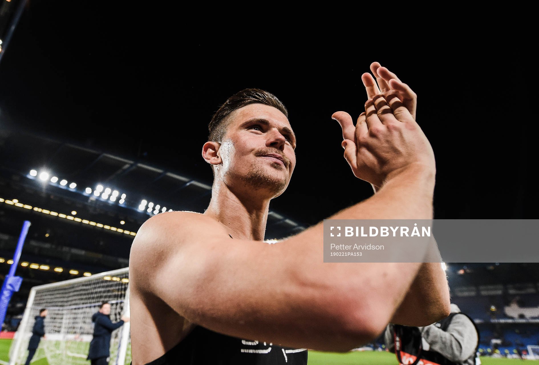 Marcus Antonsson of Malmö FF thanks the supporters after the Europa league match between Chelsea and Malmö FF on February 21, 2019 in London.