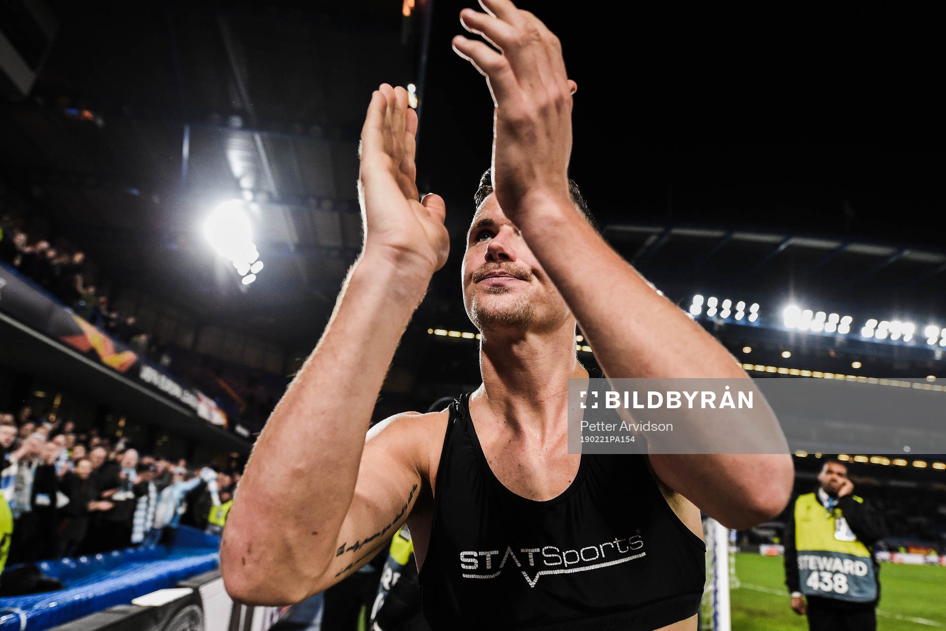 Marcus Antonsson of Malmö FF thanks the supporters