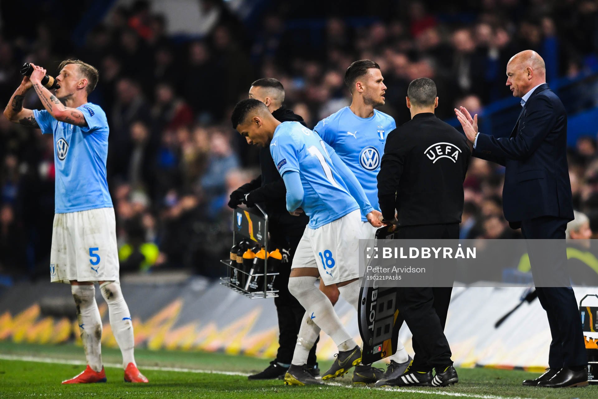 Arnor Traustason changes with Romain Gall of Malmö FF