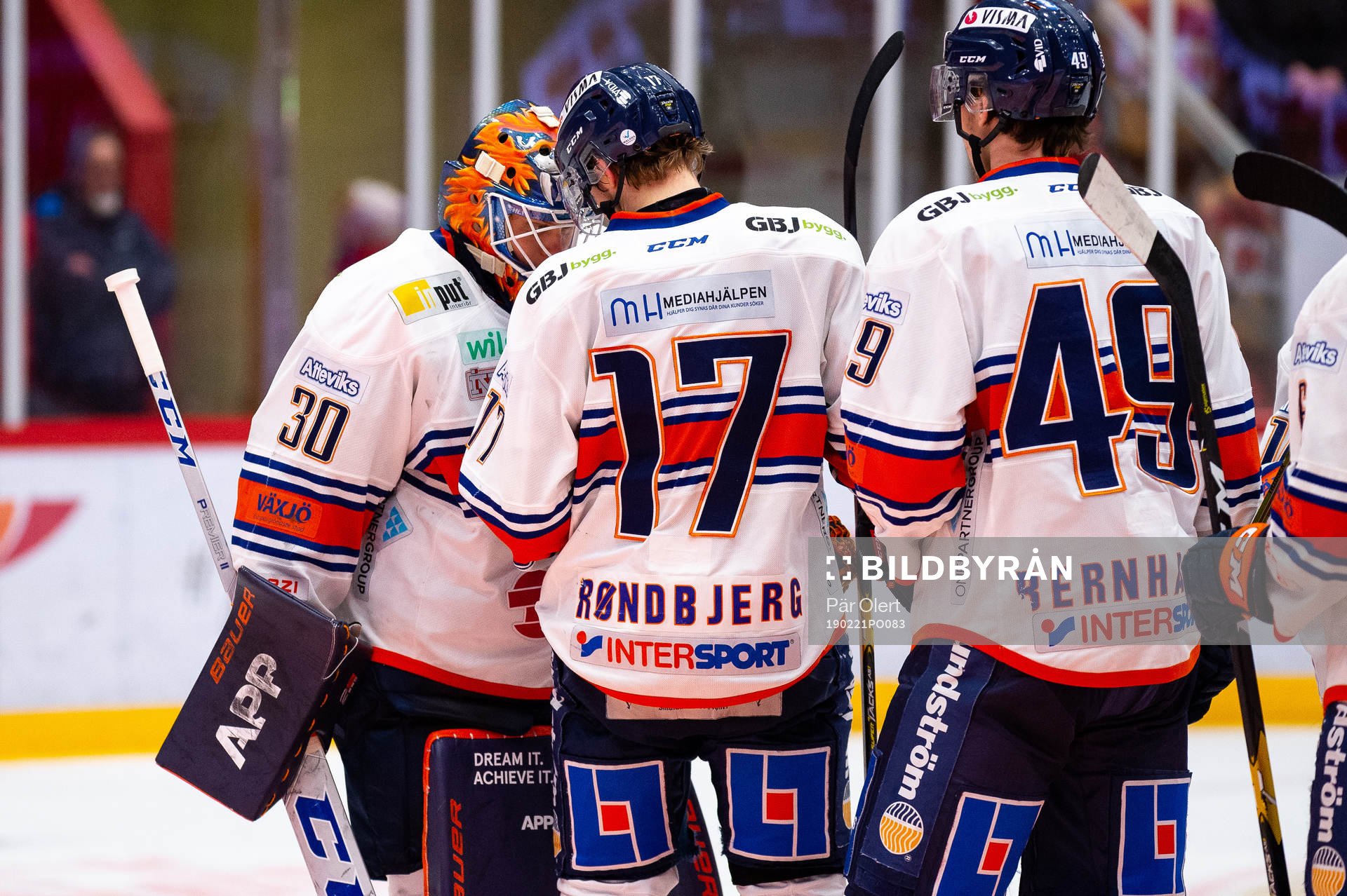 Växjös målvakt Viktor Fasth och Jonas Röndbjerg jublar