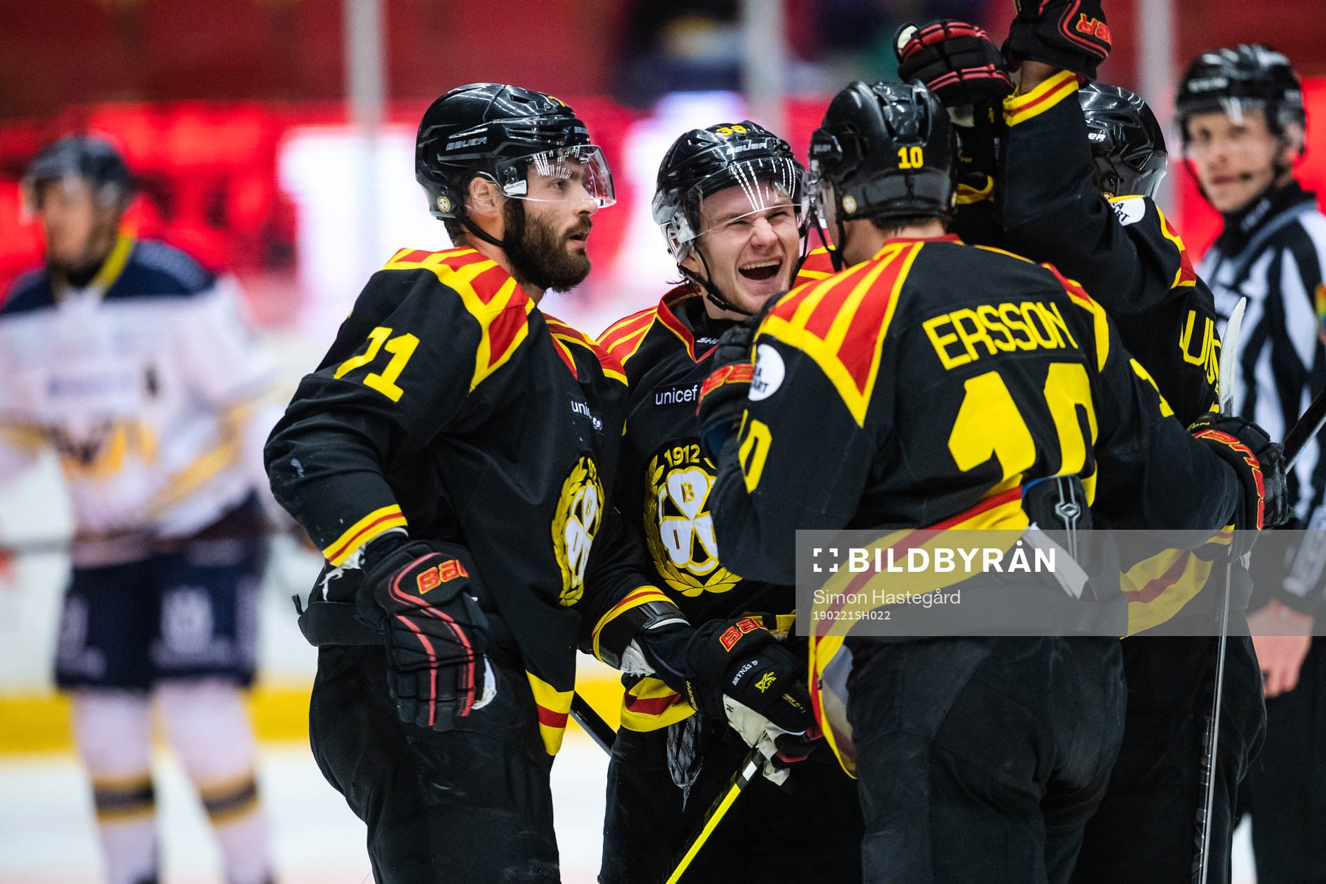Brynäs Robert Kousal och Adrian Elefalk jublar med Marcus