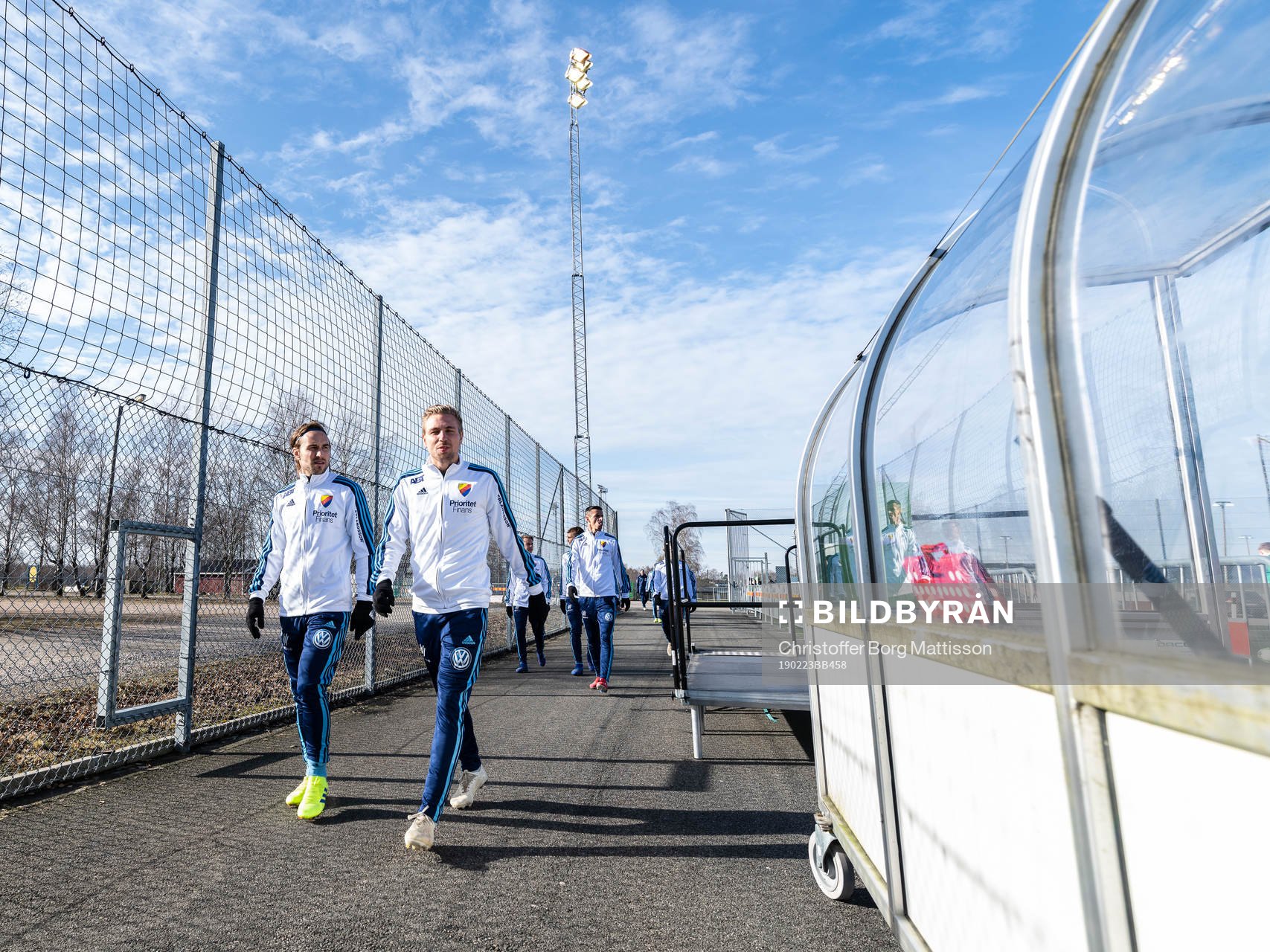 Djurgårdens Kevin Walker och Jonathan Ring anländer till Österås Idrottsplats inför fotbollsmatchen i Svenska Cupen mellan Hässleholm och Djurgården den 23 februari 2019 i Hässleholm.