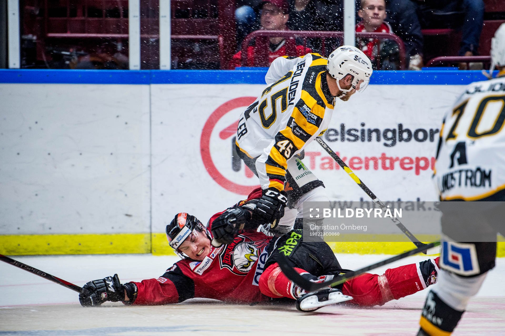 Malmö Redhawks Fredrik Händemark på isen nedanför