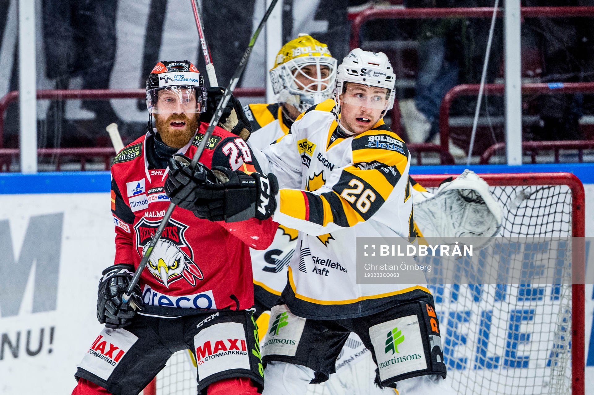 Malmö Redhawks Jens Olsson i kamp mot Skellefteås Patrik