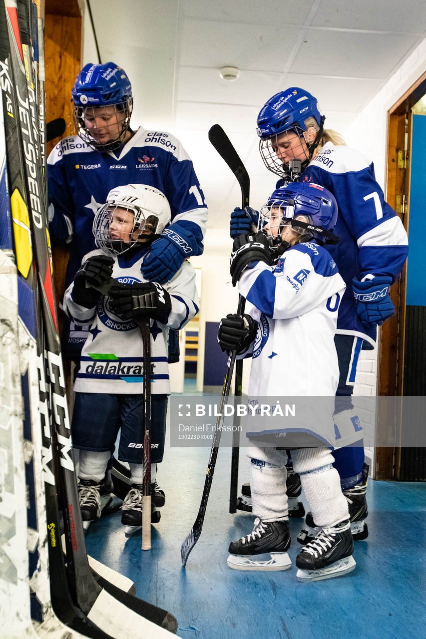 Leksands Emma Lind och Hanna Lindqvist och matchens knattar