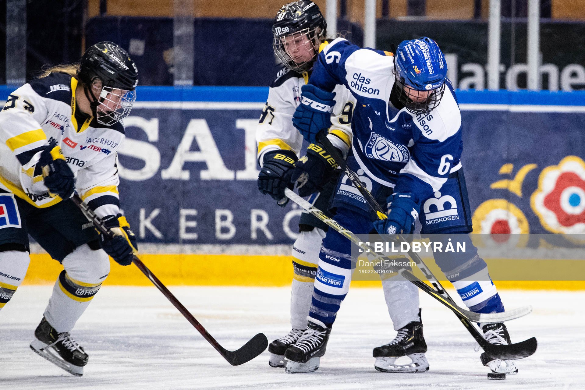 s Jessica Healey och HV71:s Lina Ljungblom  och Leksands