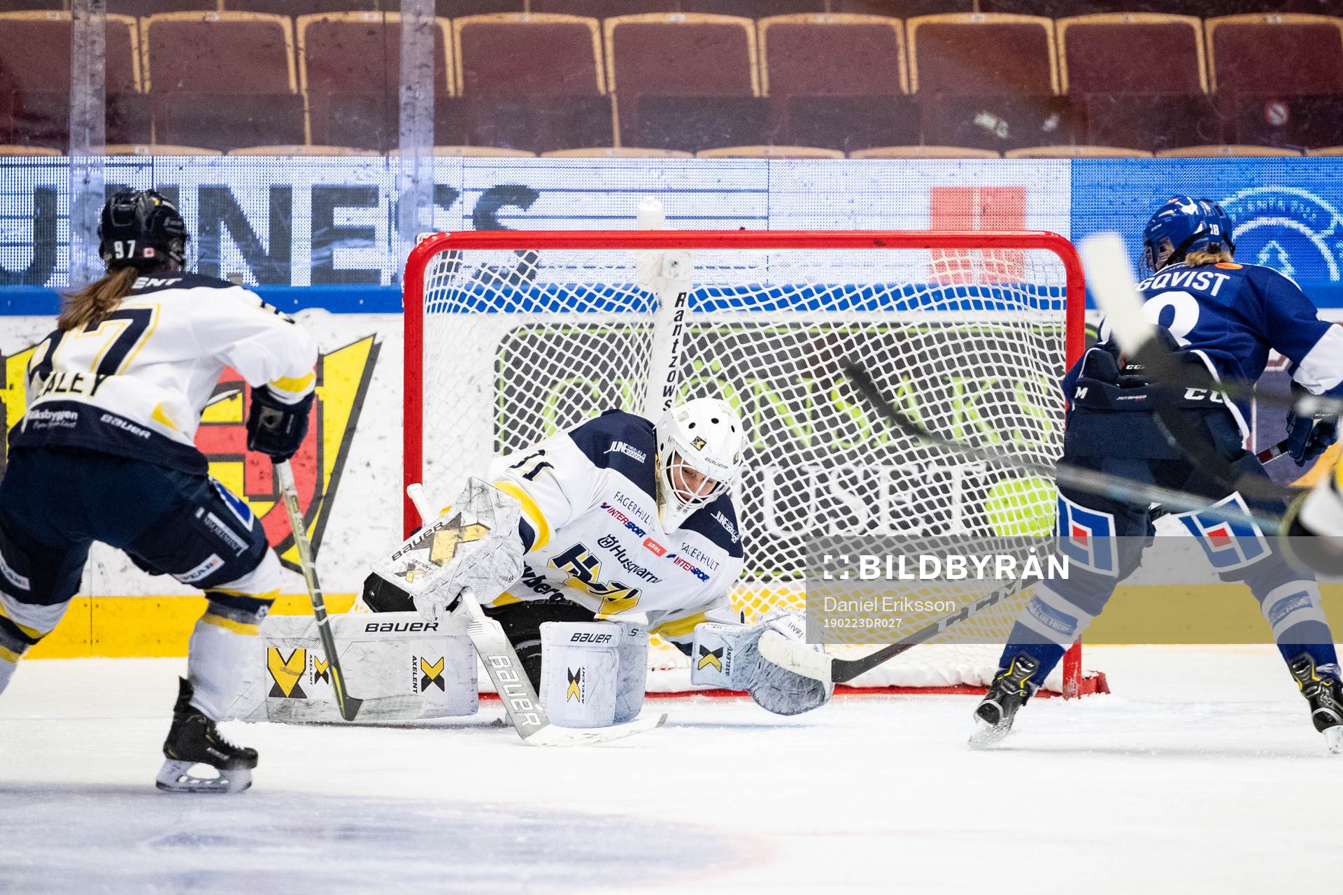 s målvakt Alba Gonzalo och HV71:s Jessica Healey och