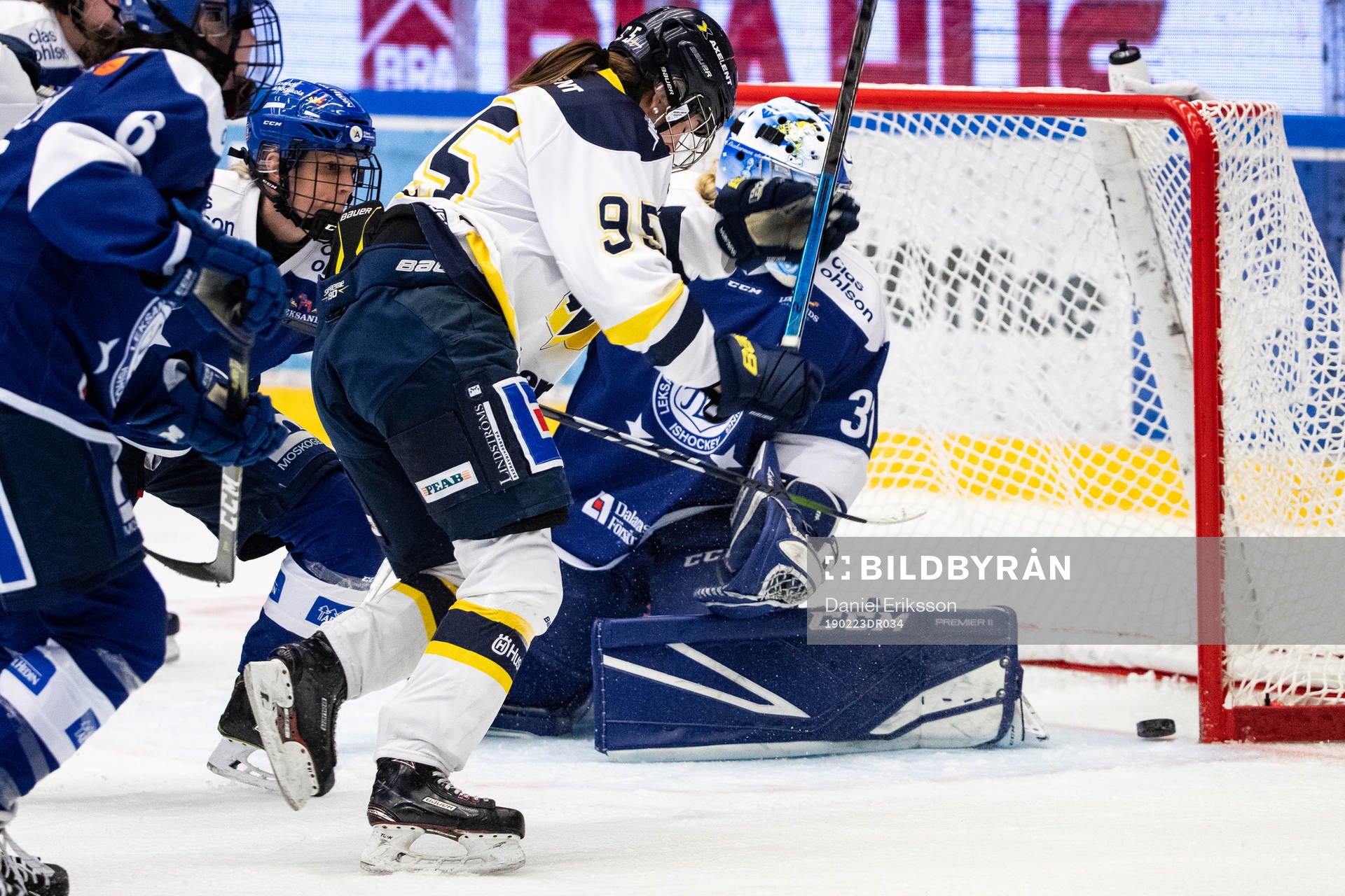 s Maja Jakobsson gör 2-3 bakom Leksands målvakt Julia