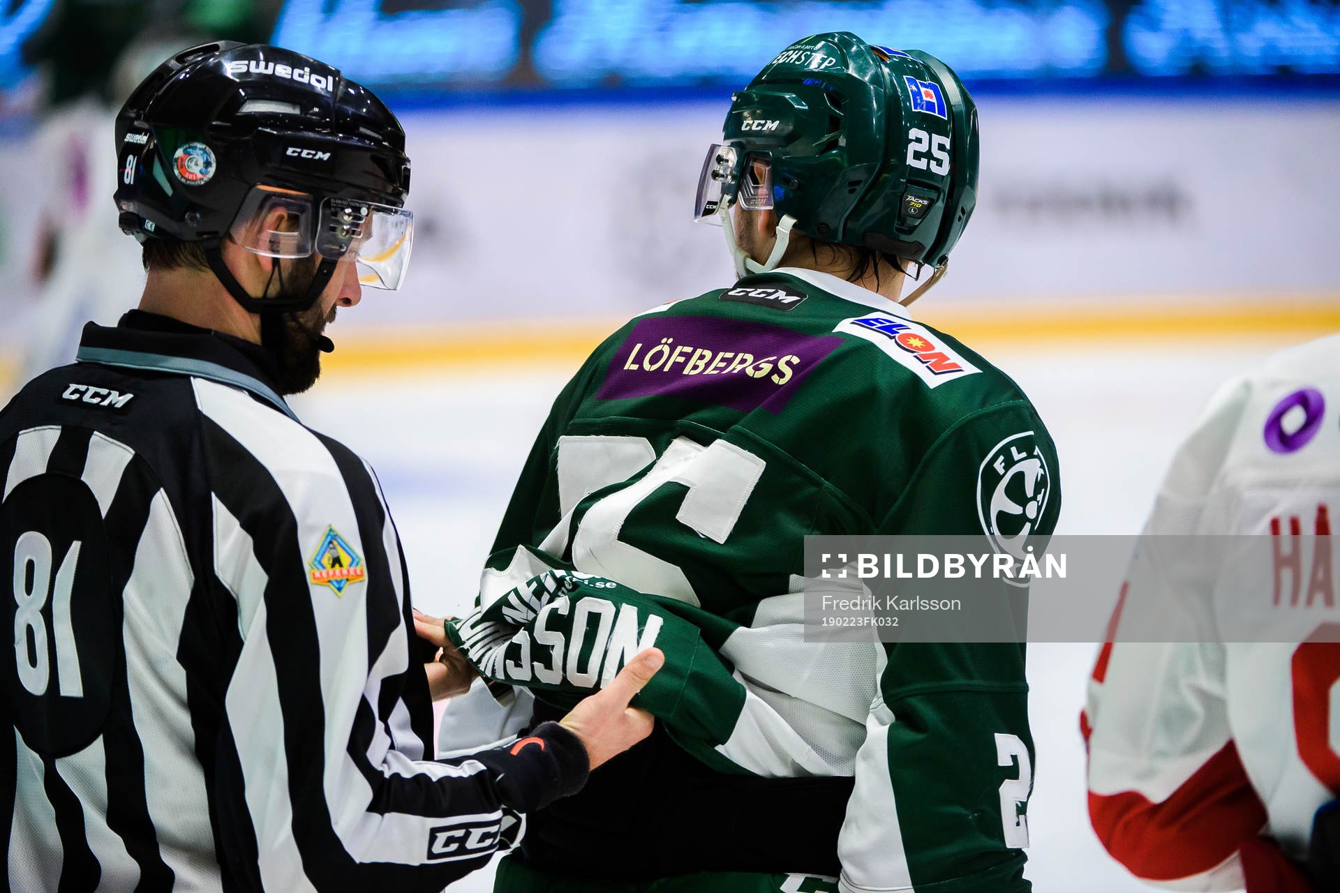 Linjedomare Anders Jansson rättar till Färjestads Martin