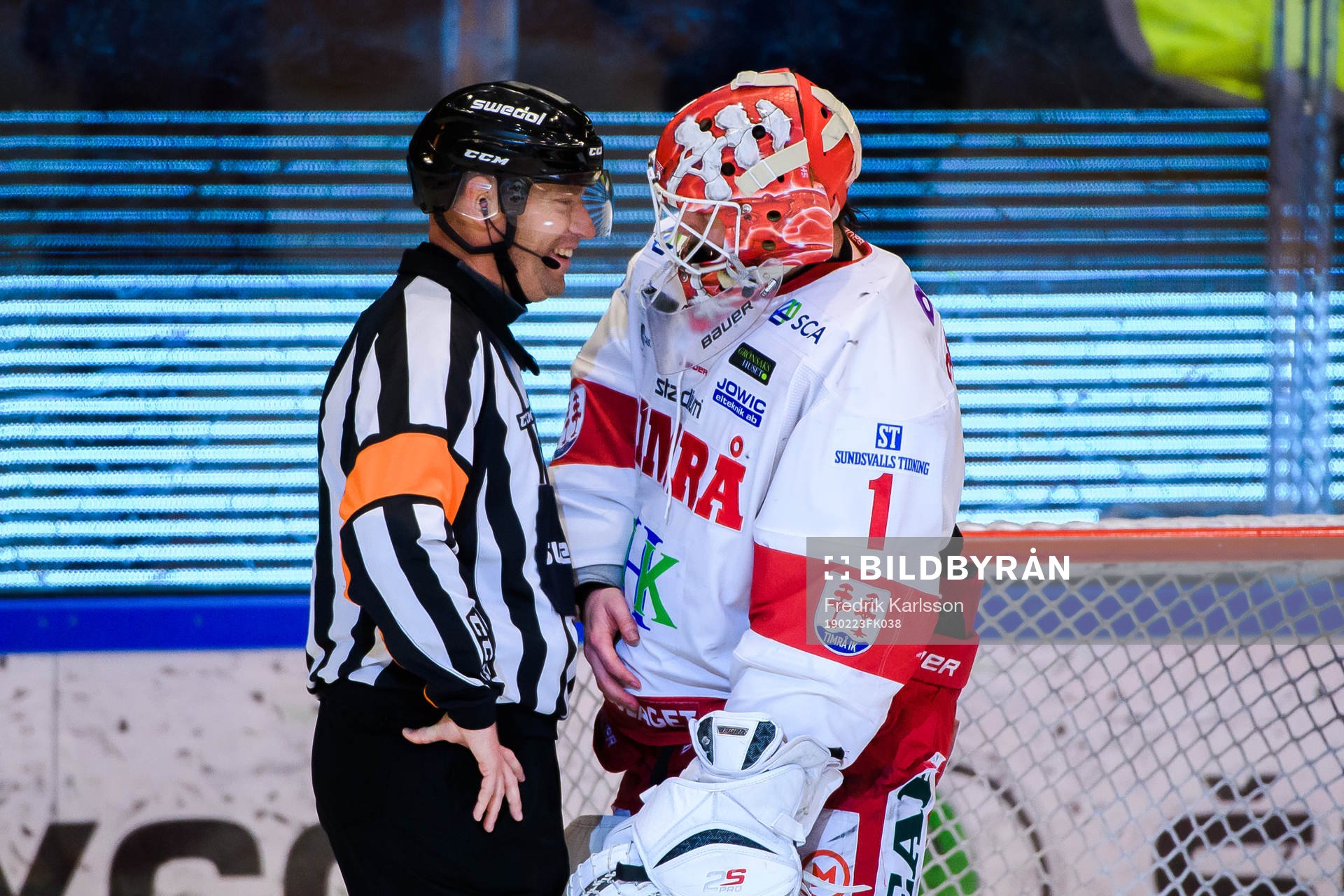 Domare Sören Persson i samtal med Timrås målvakt Victor