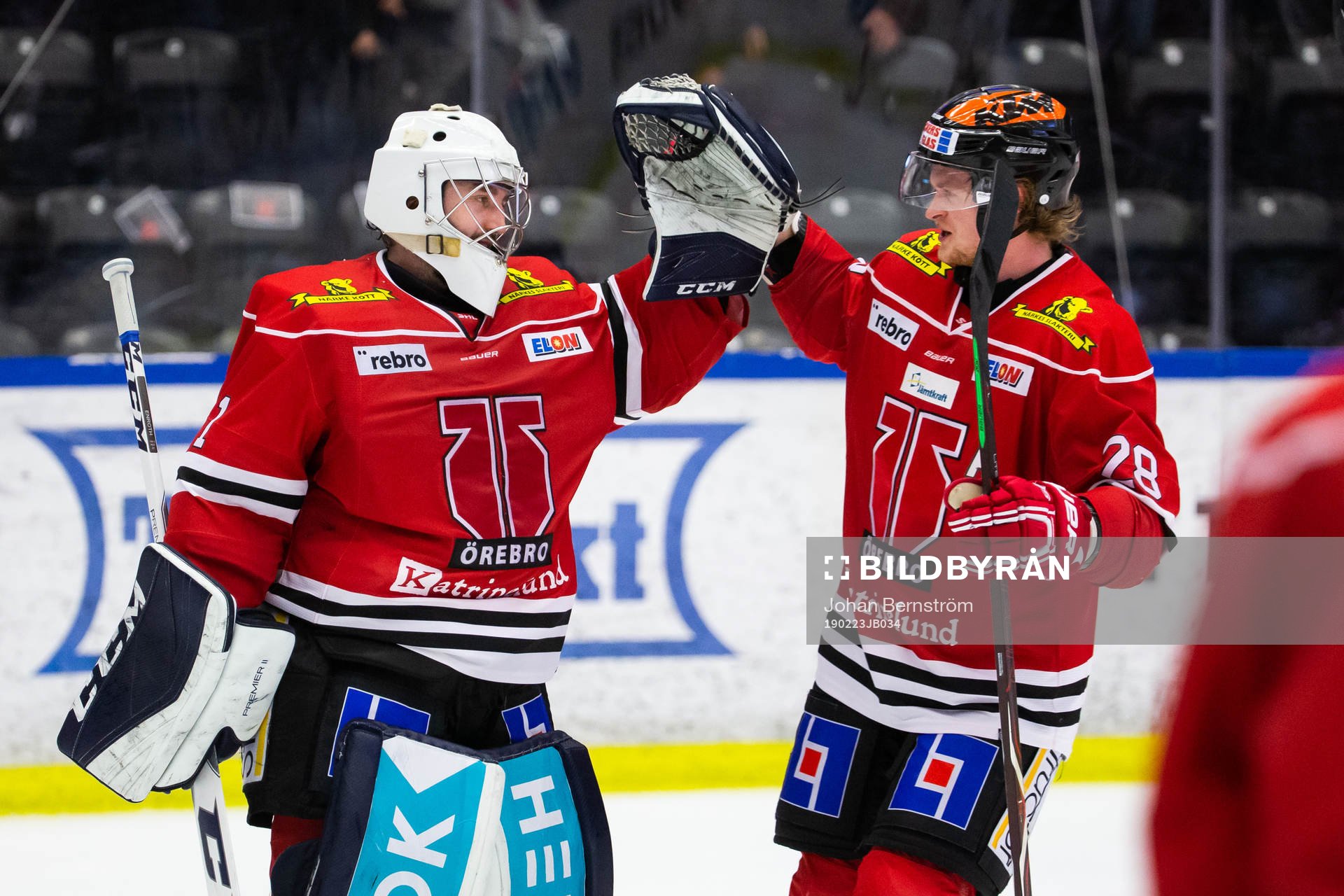 Örebros målvakt Jhonas Enroth och Linus Arnesson jublar