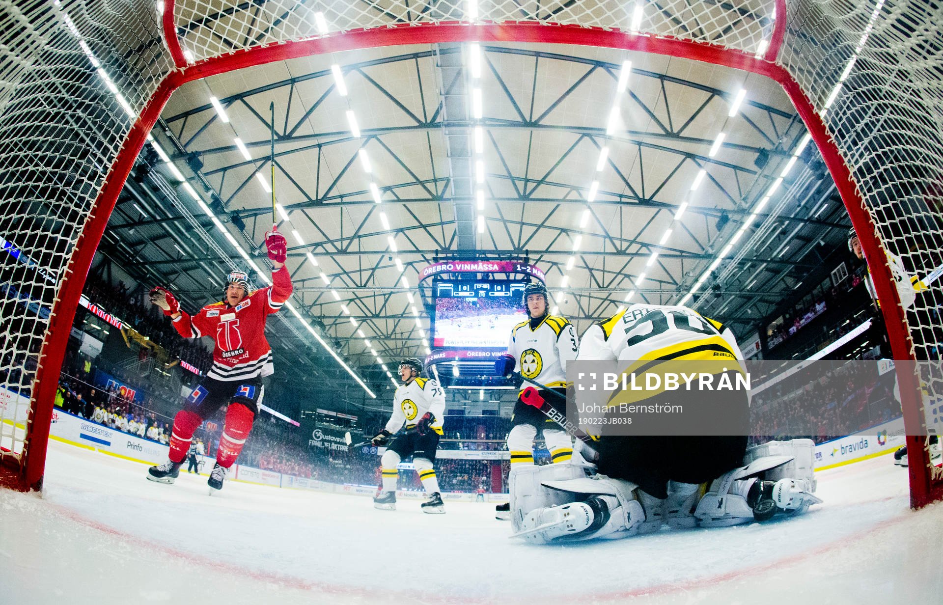 Örebros Shane Harper jublar vid 1-0 målet på Brynäs