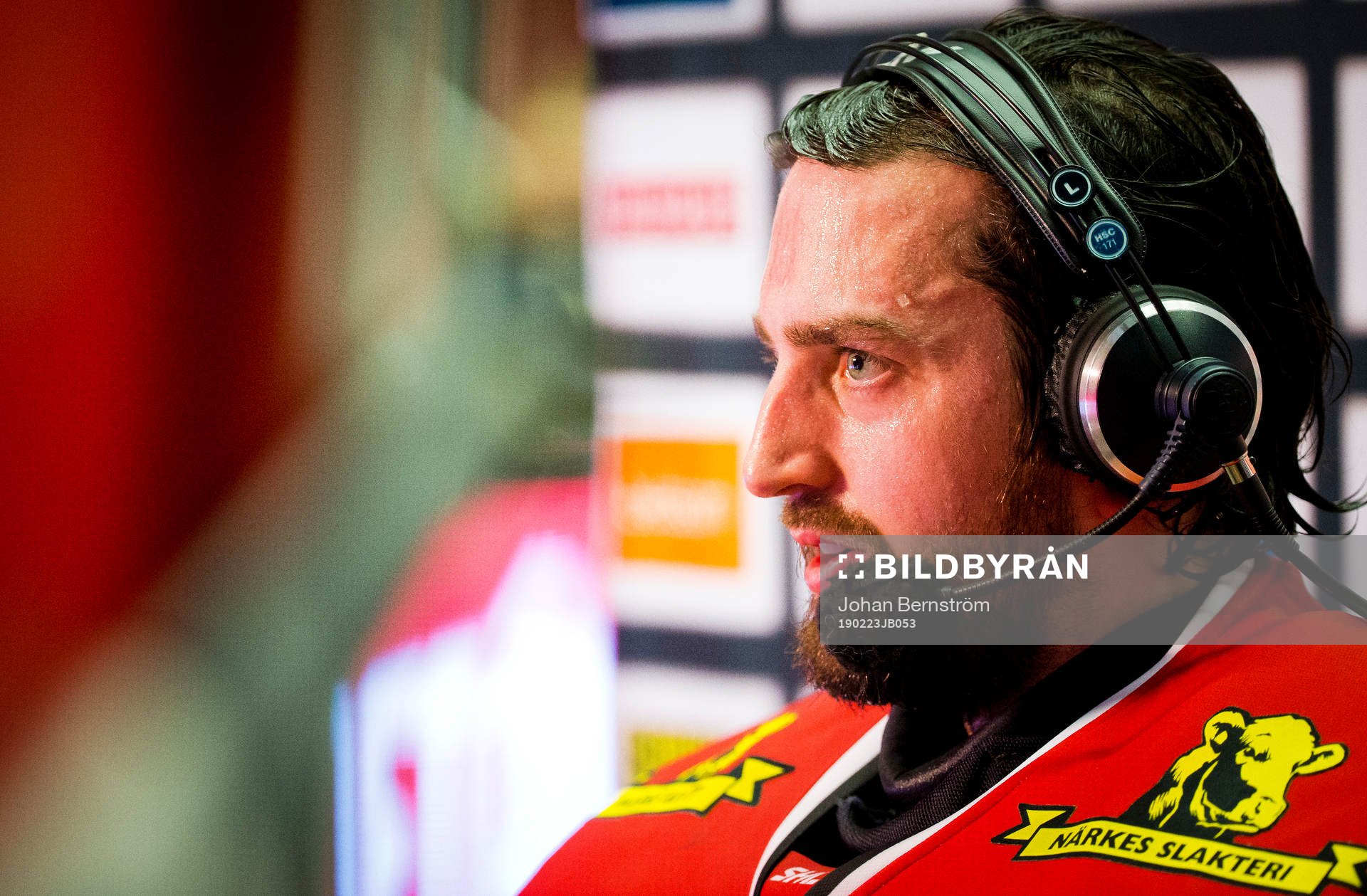 Örebros målvakt Jhonas Enroth blir intervjuad