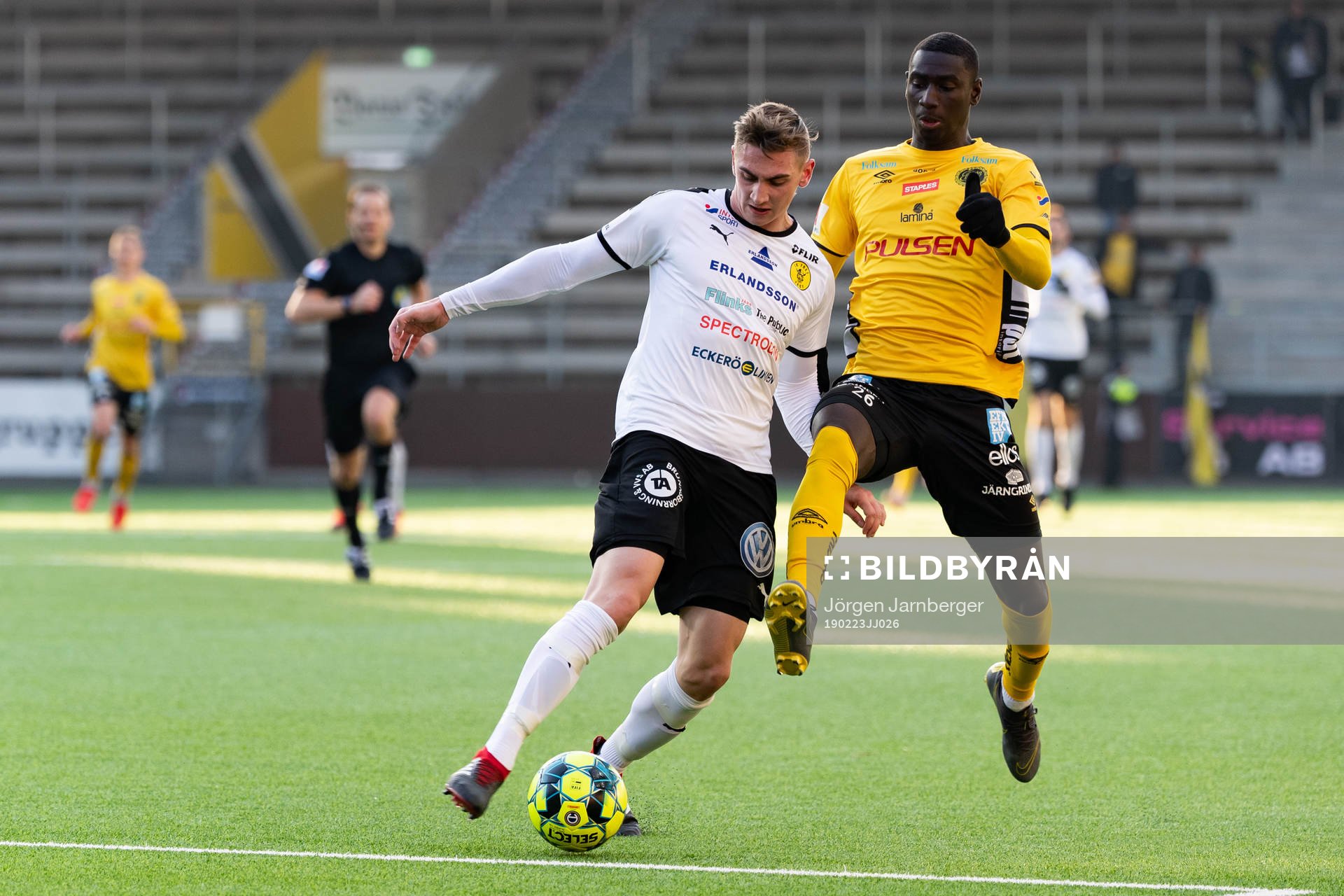 Frejs Albin Hultin och Elfsborgs Marokhy Ndione under fotbollsmatchen i Svenska cupen mellan Elfsborg och Frej den 23 februari 2019 i Borås.
