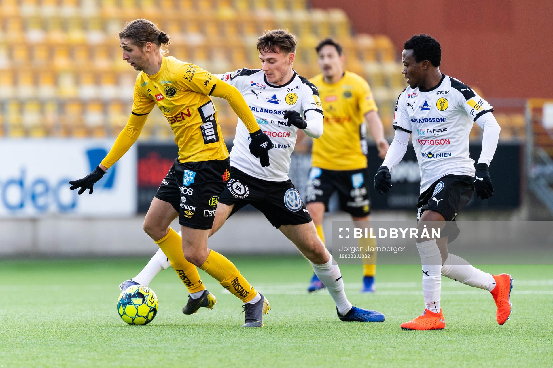 Elfsborgs Pawel Cibicki och Frejs Mattias Bouvin och Abdul-Halik Hudu under fotbollsmatchen i Svenska cupen mellan Elfsborg och Frej den 23 februari 2019 i Borås.